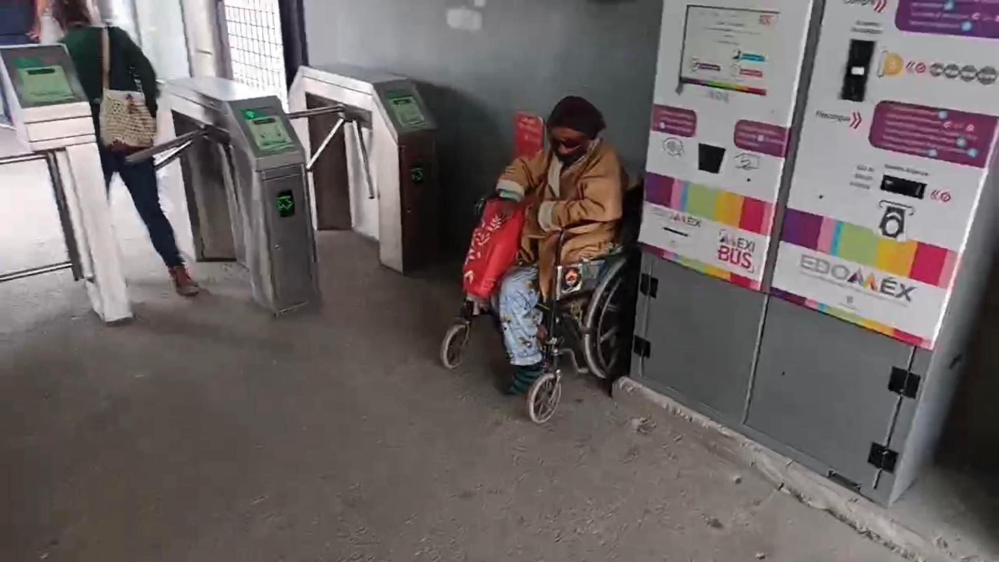 Sin Corazón Una Abuelita En Silla De Ruedas Fue Abandonada Por Su Propio Hijo En Una Estación 7460