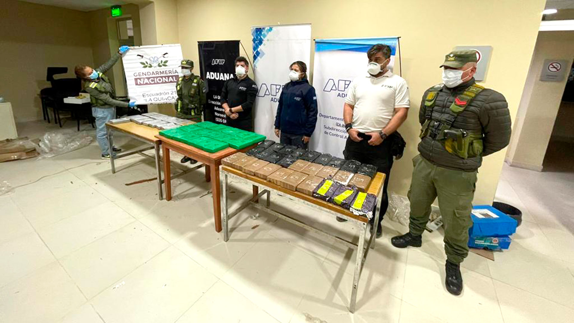 La cocaína encontrada por las autoridades en el intento de contrabando durante una supuesta mudanza.