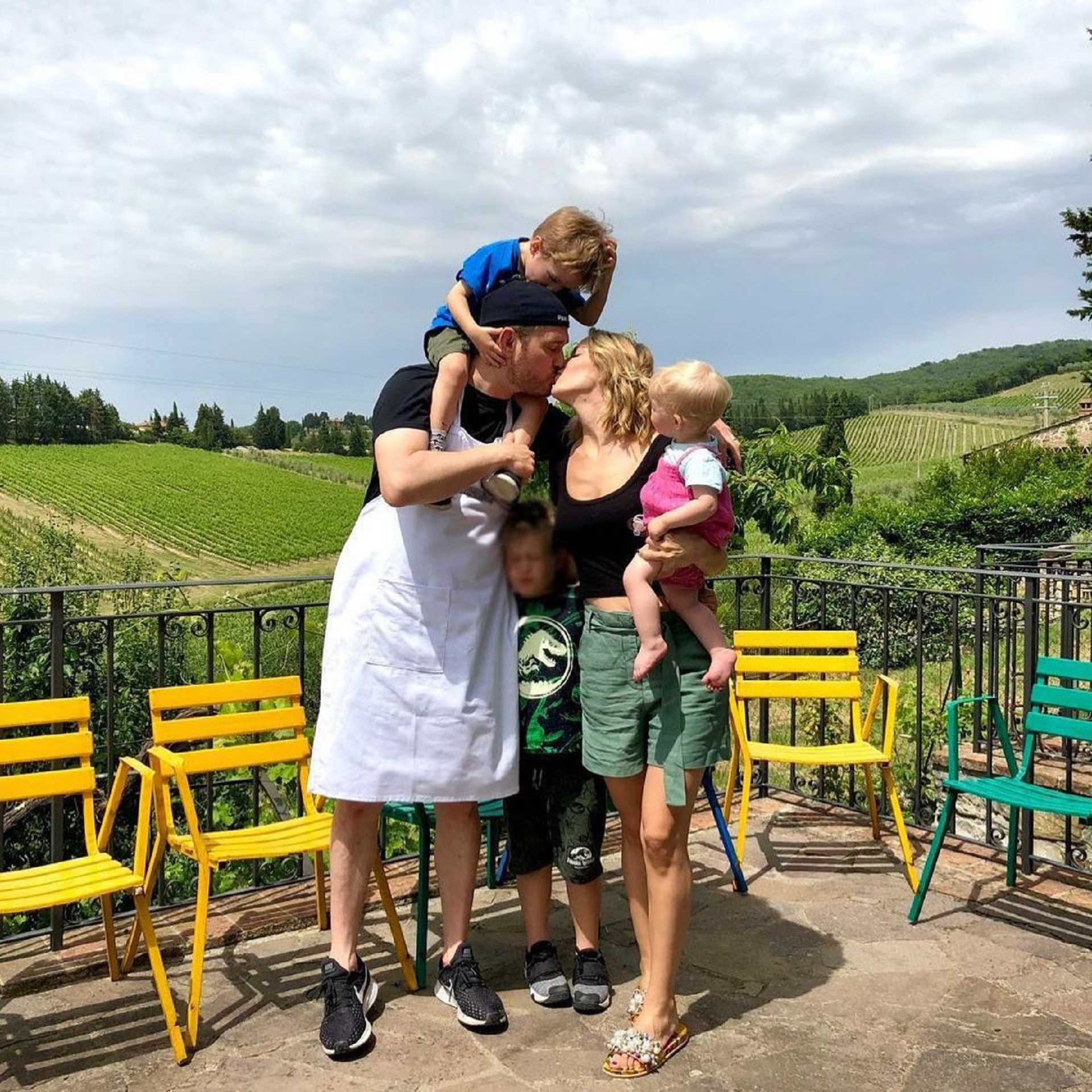 The romantic family photo: Noah in the middle of Luisana Lopilato, who is holding Vida and Michael Bublé, with Elías on his shoulders