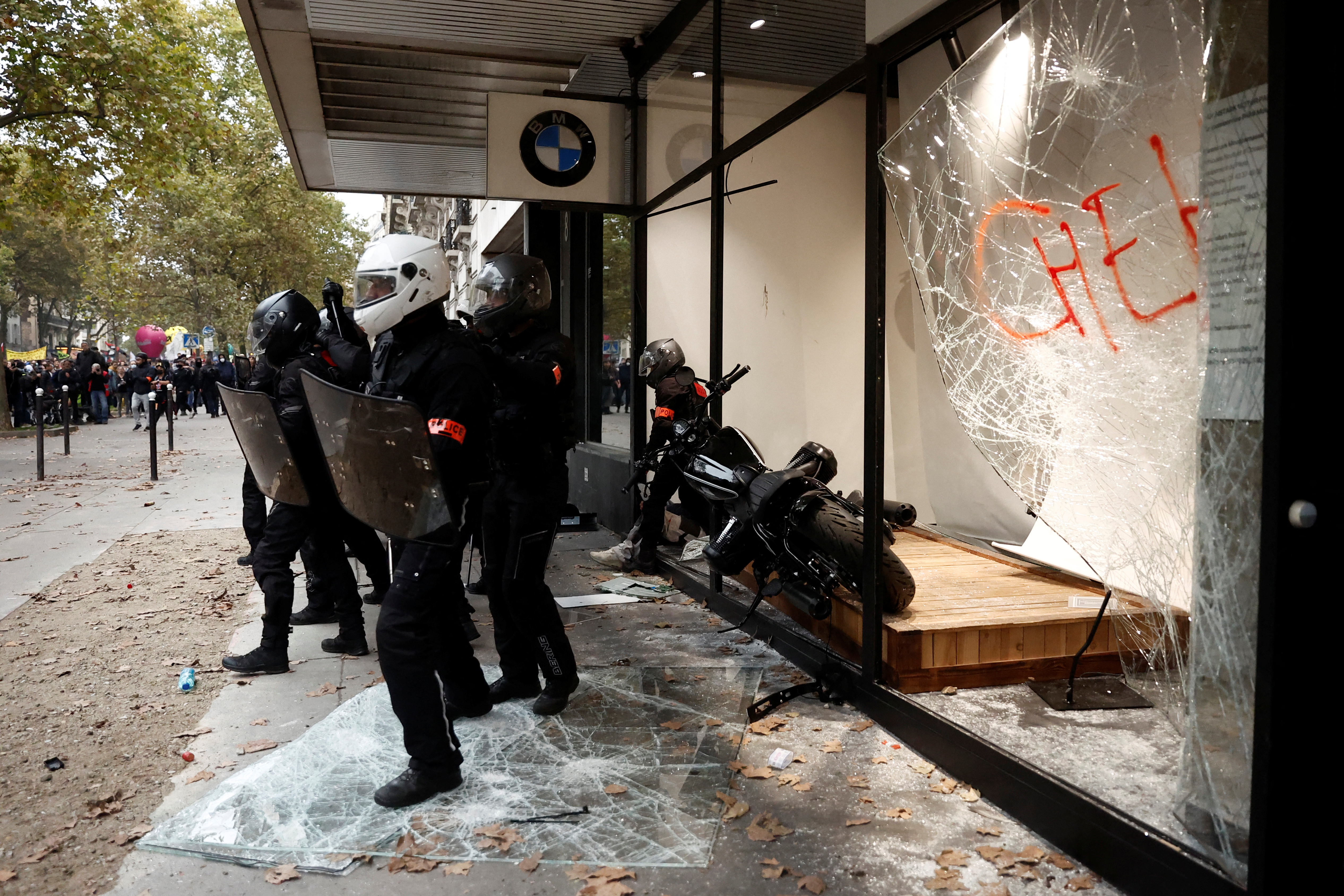 A Paris, il y a eu des affrontements isolés avec la police et des dégâts dans certains magasins.  (REUTERS/Benoît Tessier)