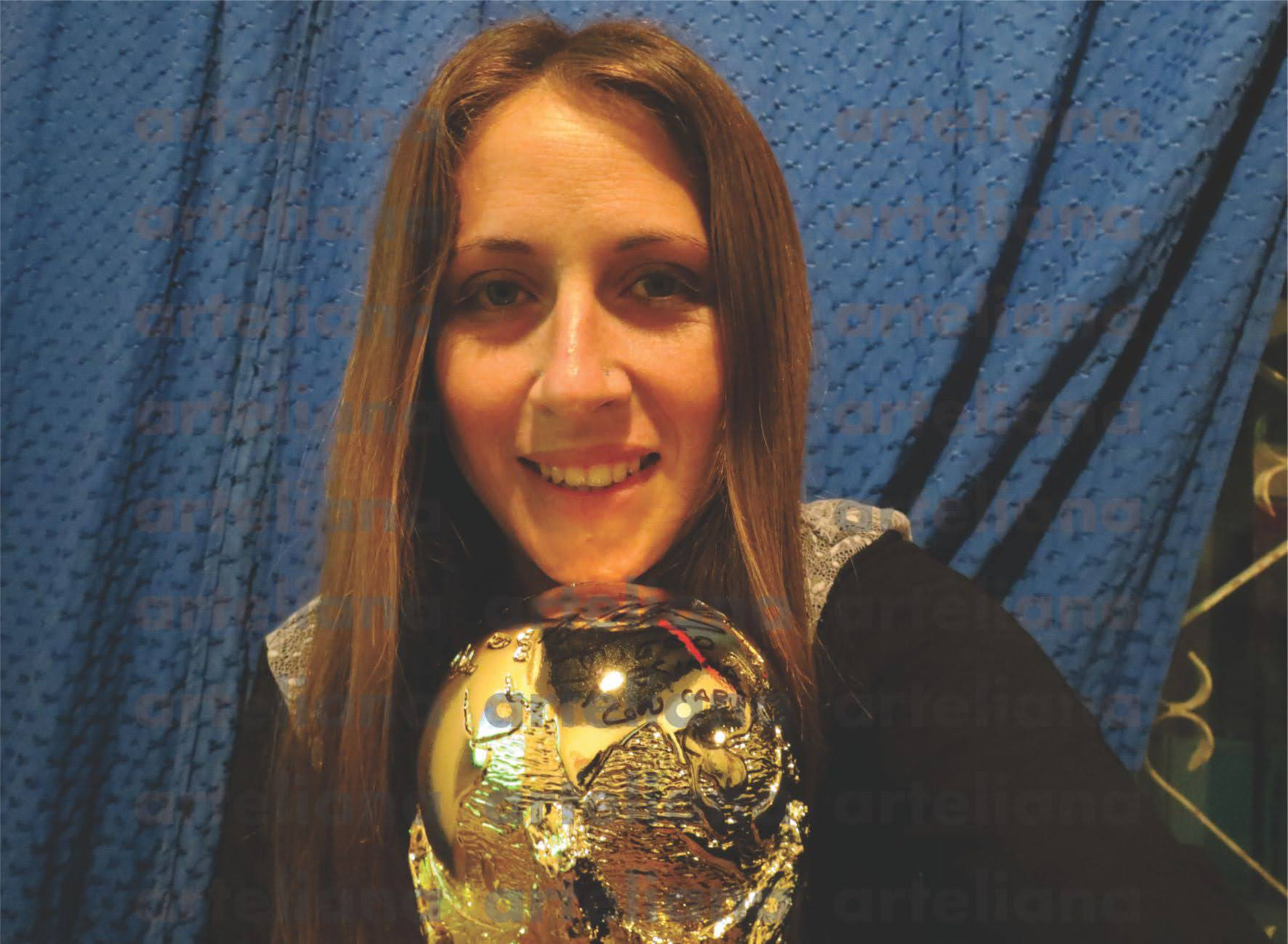 Eliana Pantano tiene 38 años: en la foto sostiene la copa del mundo que le firmó Diego Armando Maradona en 2013