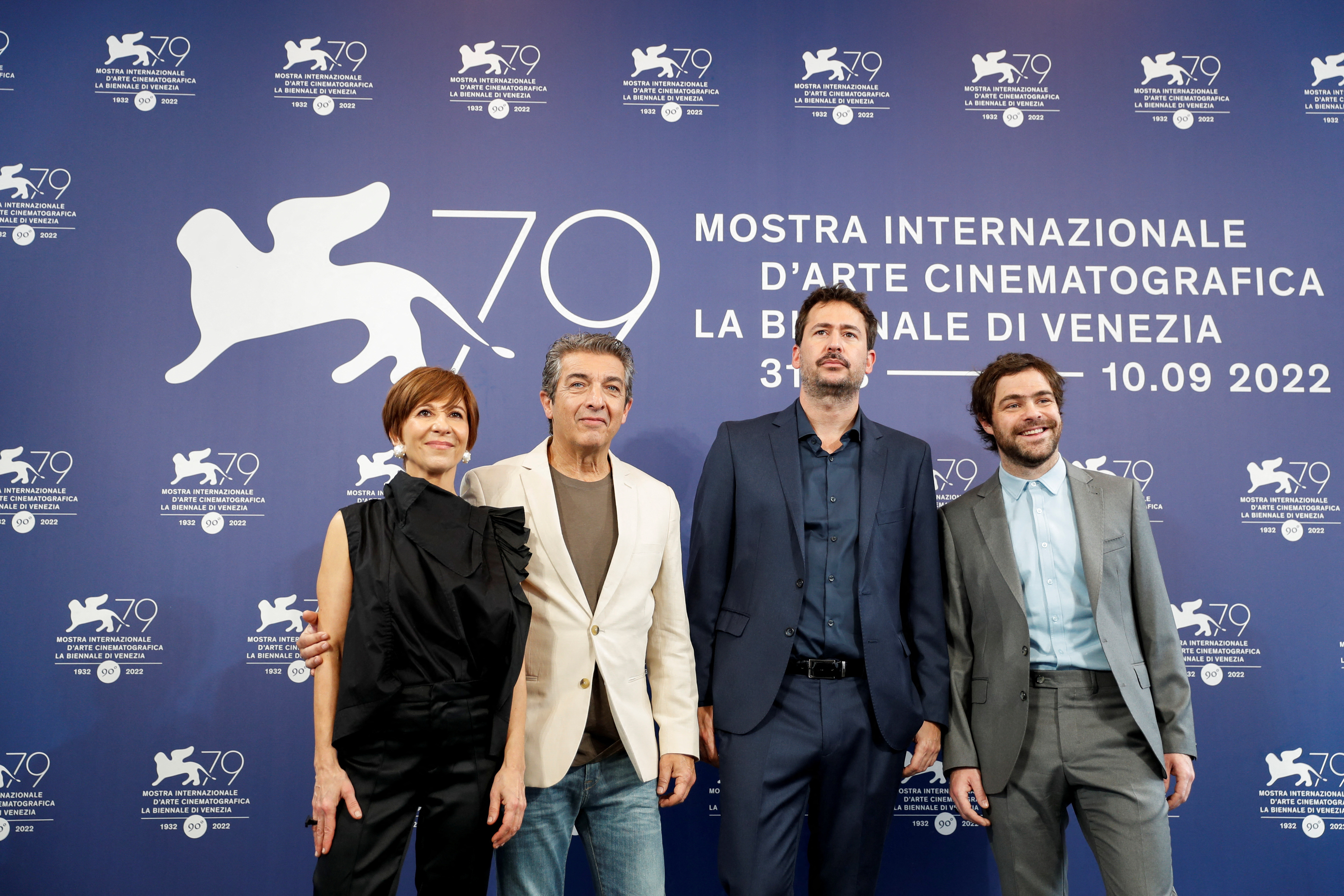 Santiago Mitre junto a Ricardo Darín, Peter Lanzani y Alejandra Flechner en Venecia (REUTERS/Yara Nardi)
