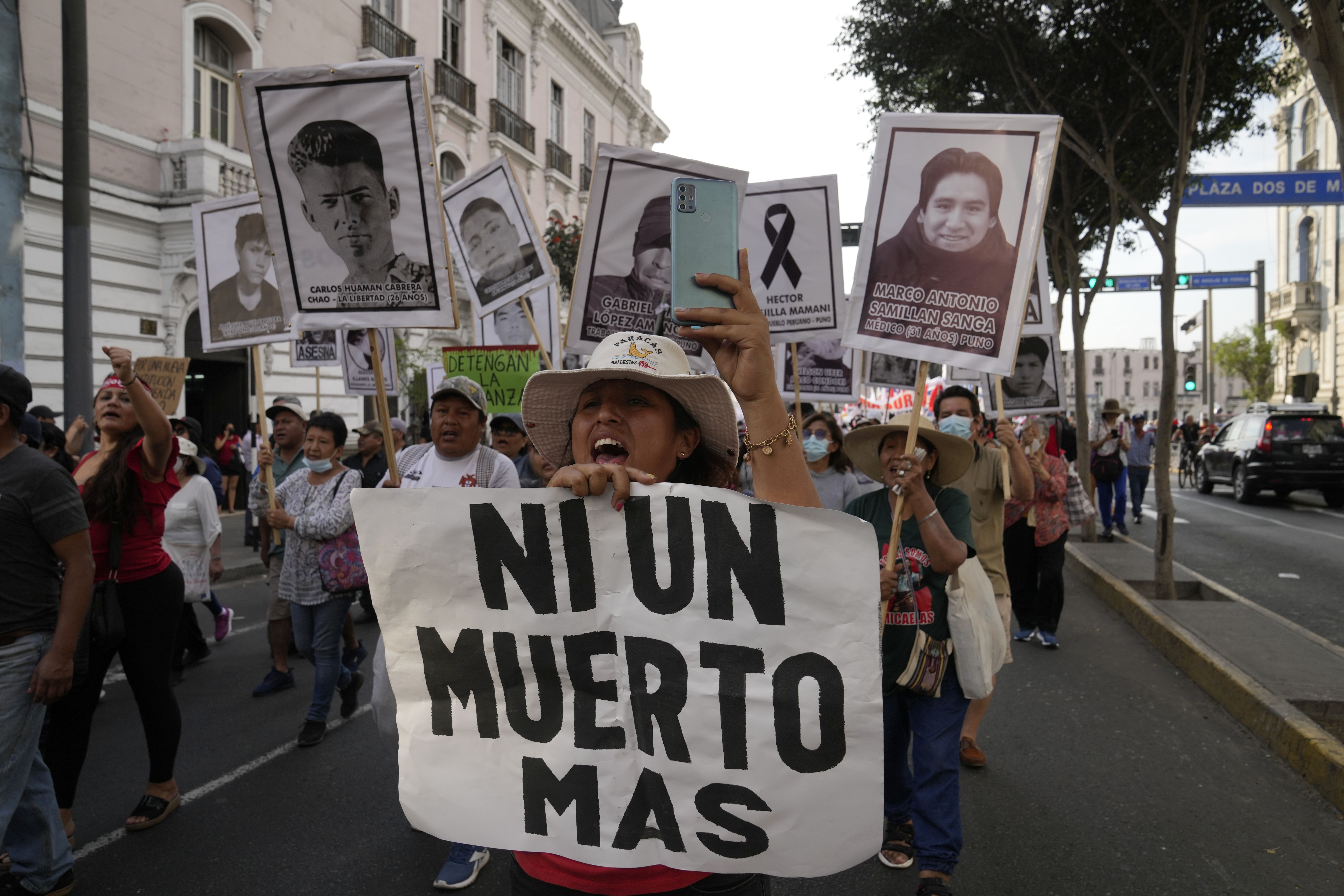 Con un cartel que reprocha los muertos en las protestas, manifestantes volvieron a marchas contra la presidenta peruana Dina Boluarte en Lima, Perú, el jueves 12 de enero de 2023. Quienes protestan exigen un adelanto electoral inmediato, la renuncia de Boluarte, la liberación del destitución presidente Pedro Castillo y justicia para los 48 manifestantes fallecidos en enfrentamientos con la policía. (AP Foto/Martín Mejía)