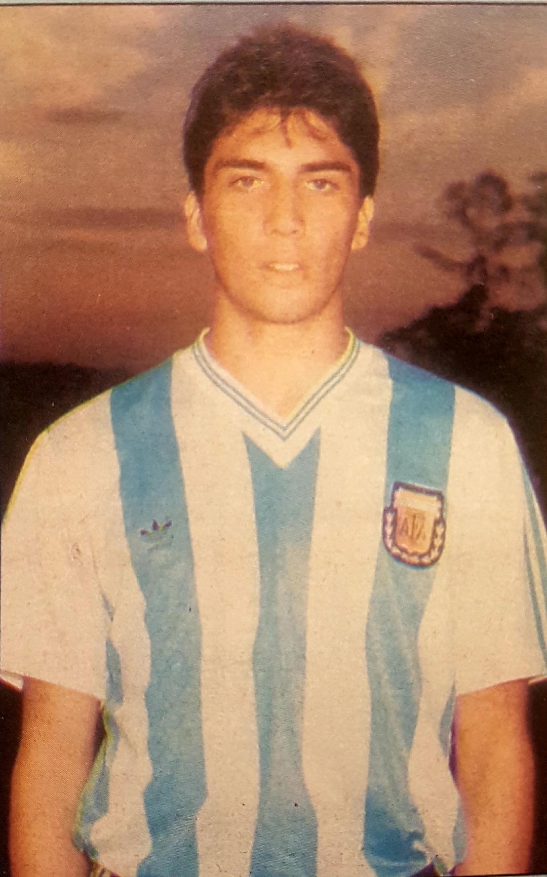 Rubén Bernuncio fue uno de los jugadores mas jóvenes en debutar en San Lorenzo con apenas 16 años, y ya jugaba en el seleccionado juvenil