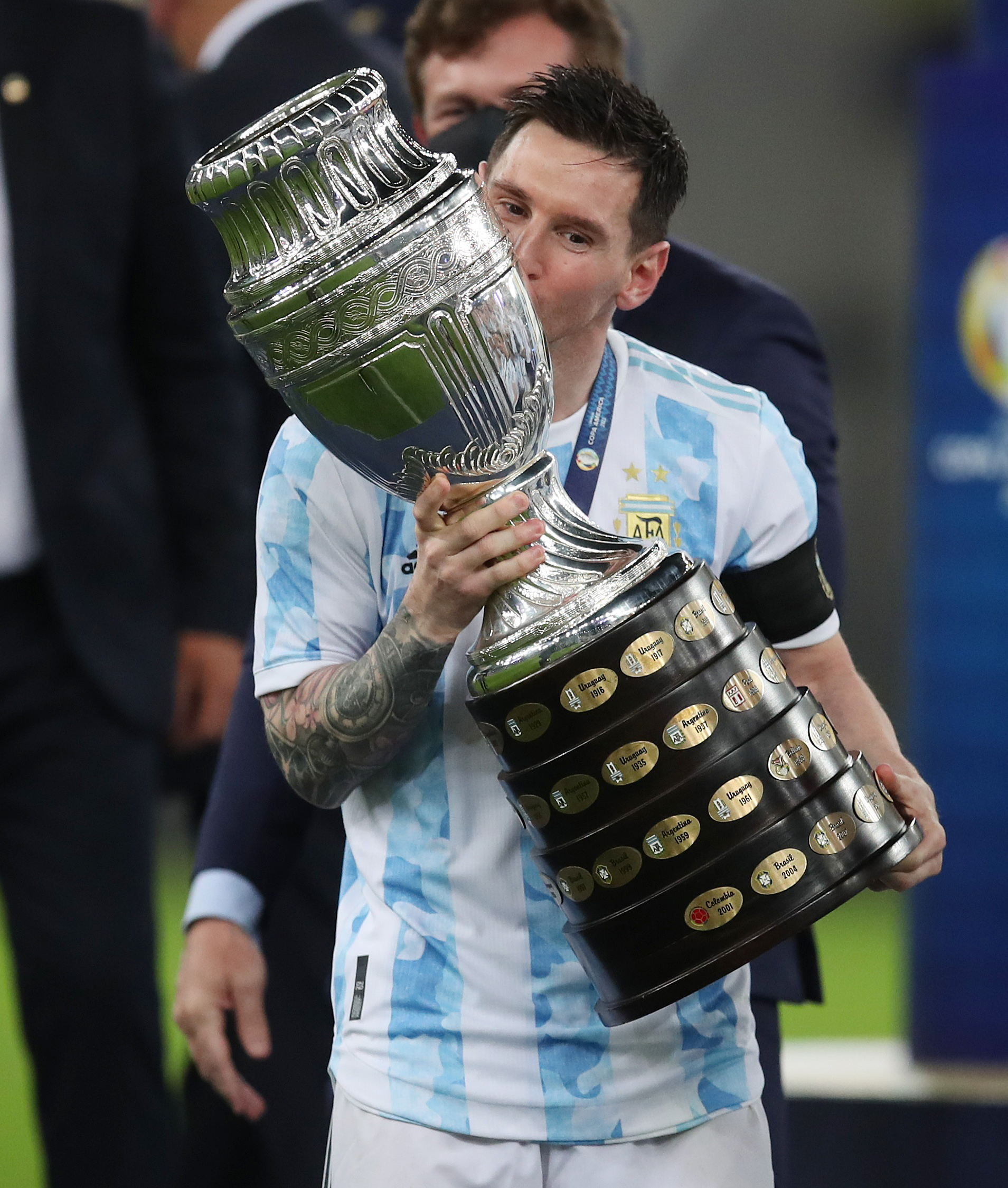 Messi besa la Copa que tanto anheló: ahora irá por el Mundial (REUTERS/Ricardo Moraes)