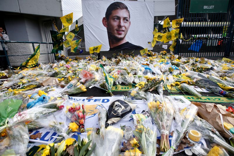 Imagen de las flores dejadas afuera del Stade de la Beaujoire del FC Nantes en memoria de Emiliano Sala. Foto: REUTERS/Stephane Mahe