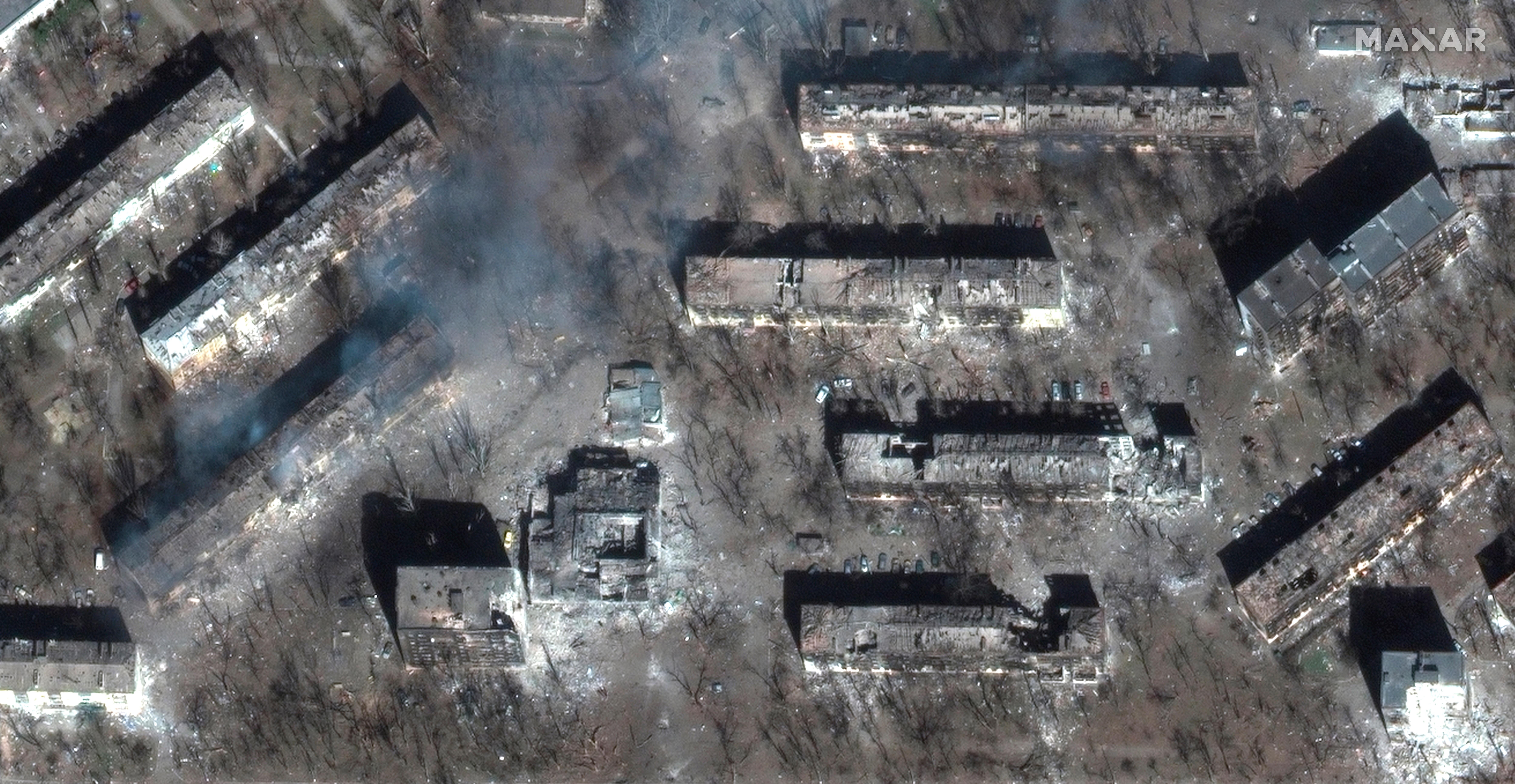 Los daños en edificios de apartamentos en el distrito Livoberezhnyi de Mariupol, Ucrania, el martes 29 de marzo de 2022. (Maxar Technologies vía AP)