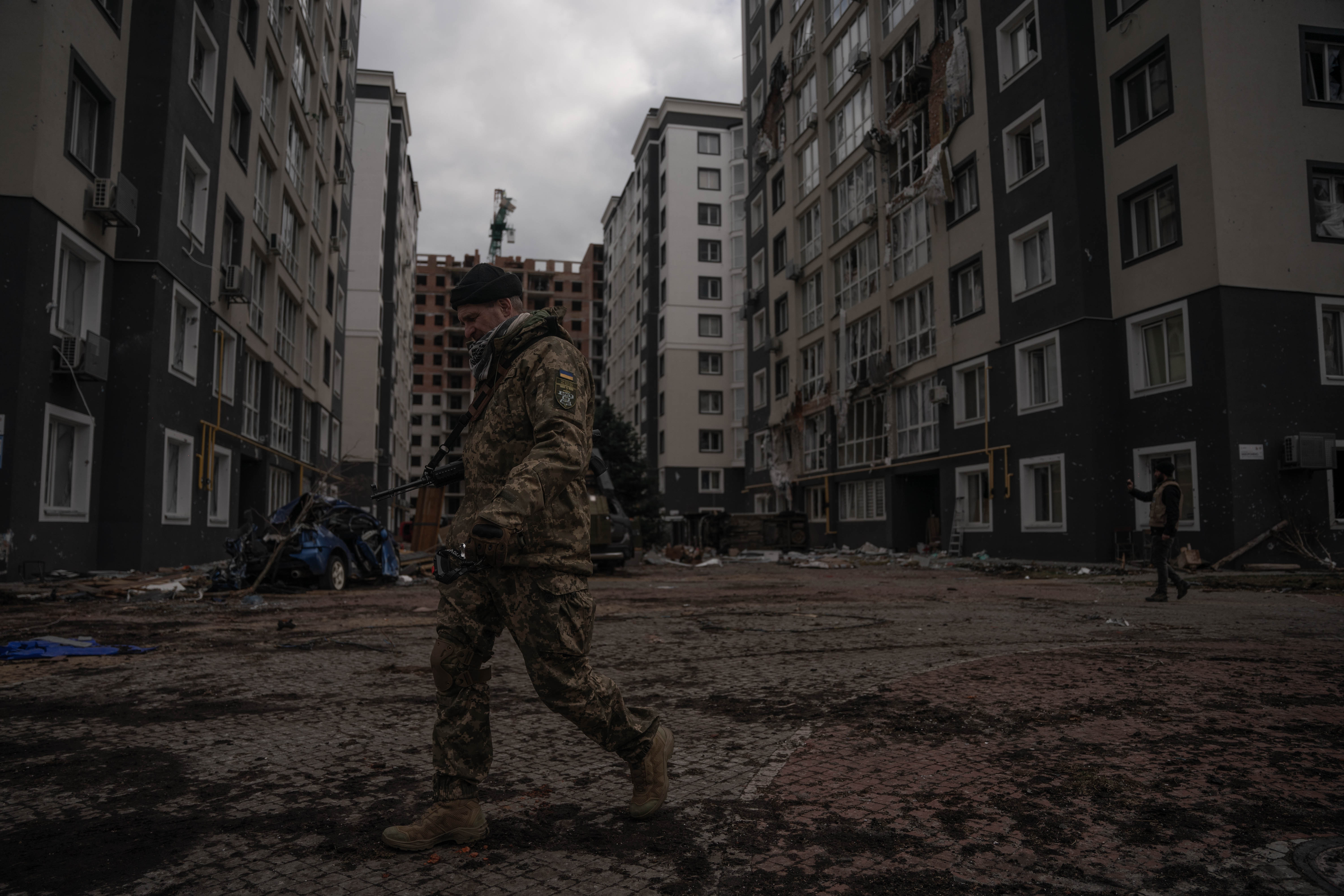 Un militar ucraniano recorre uno de los complejos de departamentos donde las tropas de Putin hicieron base durante su paso por la ciudad de Bucha.
