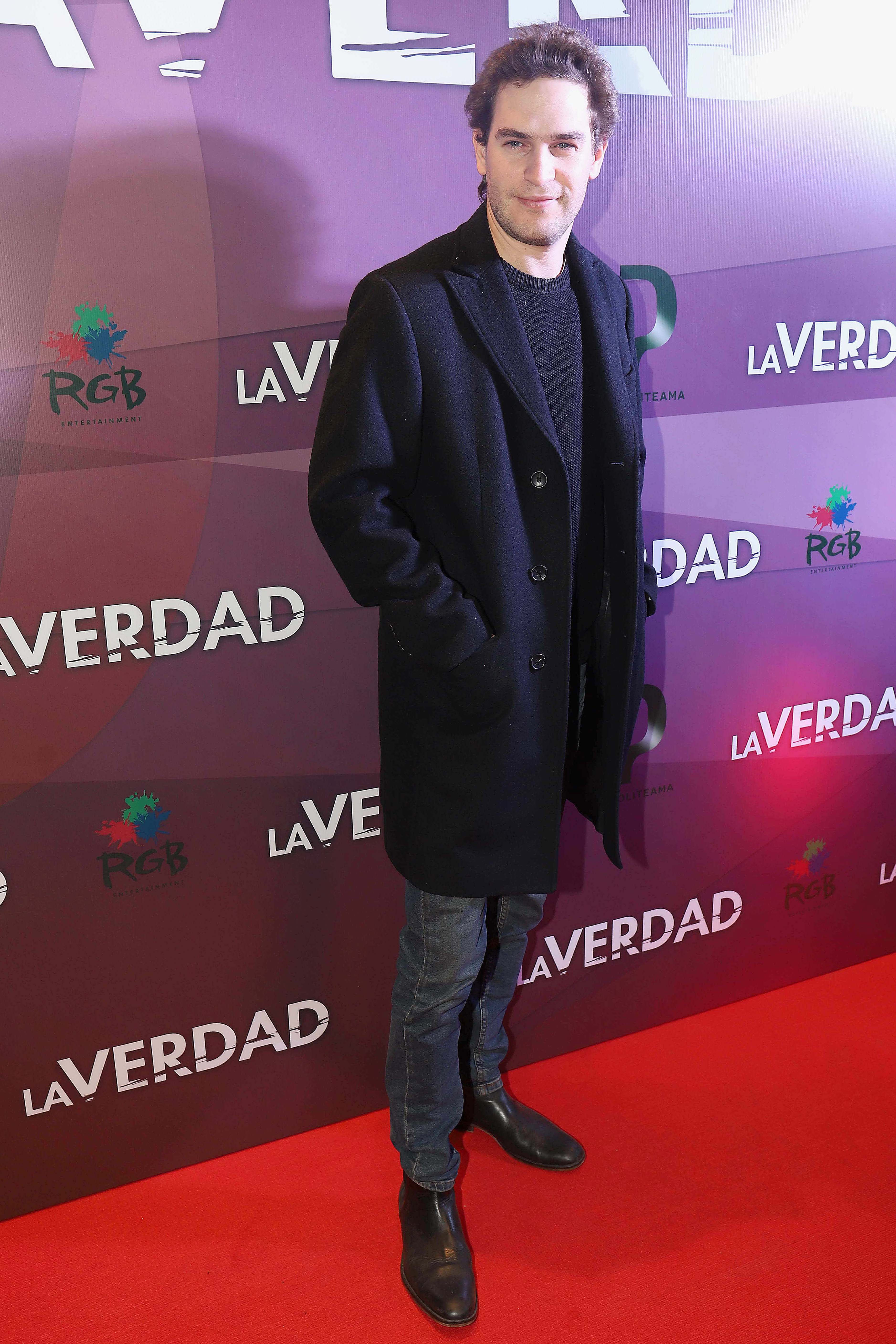 The actor Matías Mayer chose a black coat