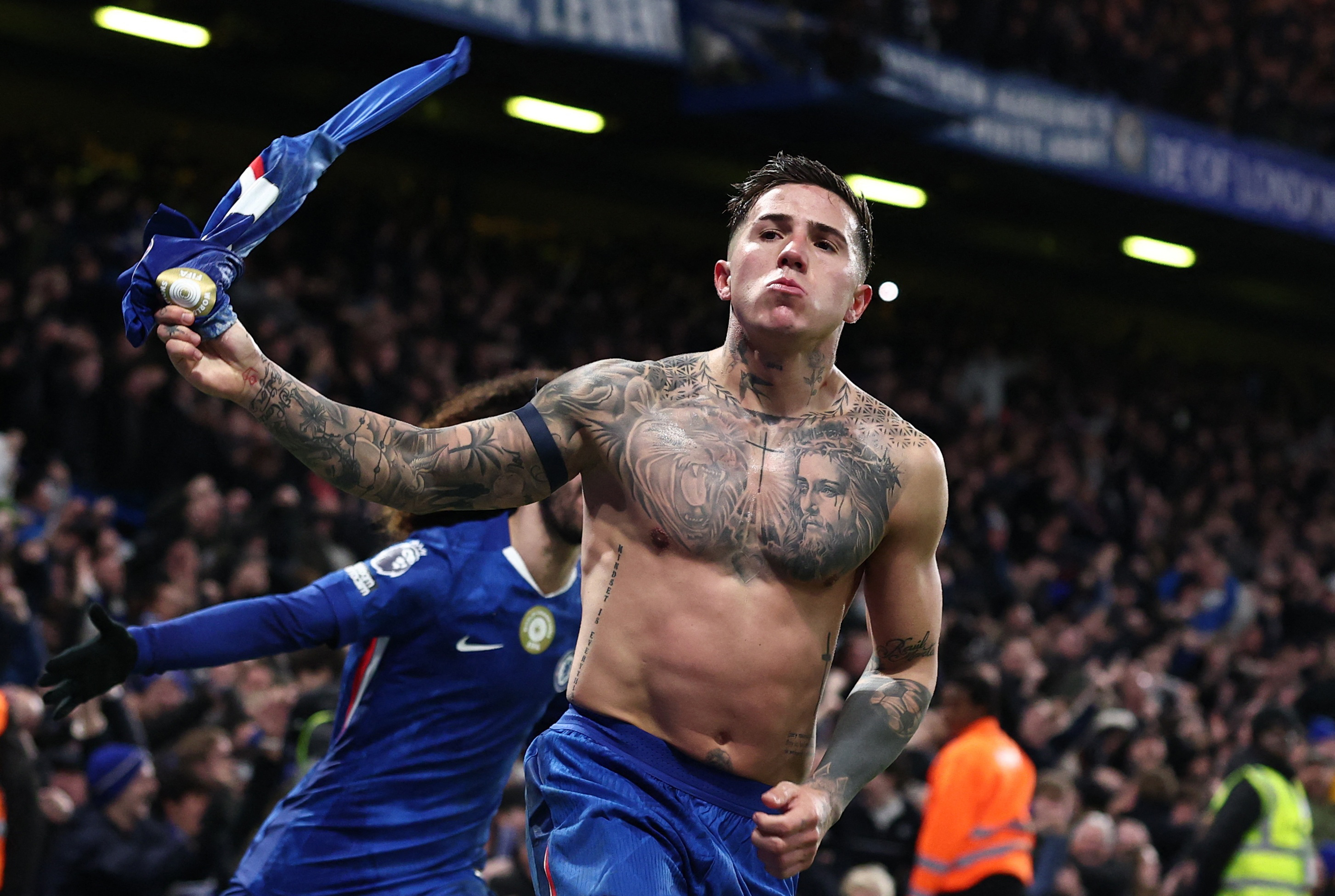 El gran gol de Enzo Fernández en el minuto 91 para darle el triunfo a Chelsea tras ir dos tantos abajo