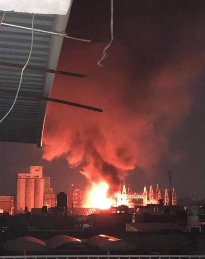 Las llamaradas y columnas de humo se observaron a varios kilómetros de distancia (Foto: Twitter)