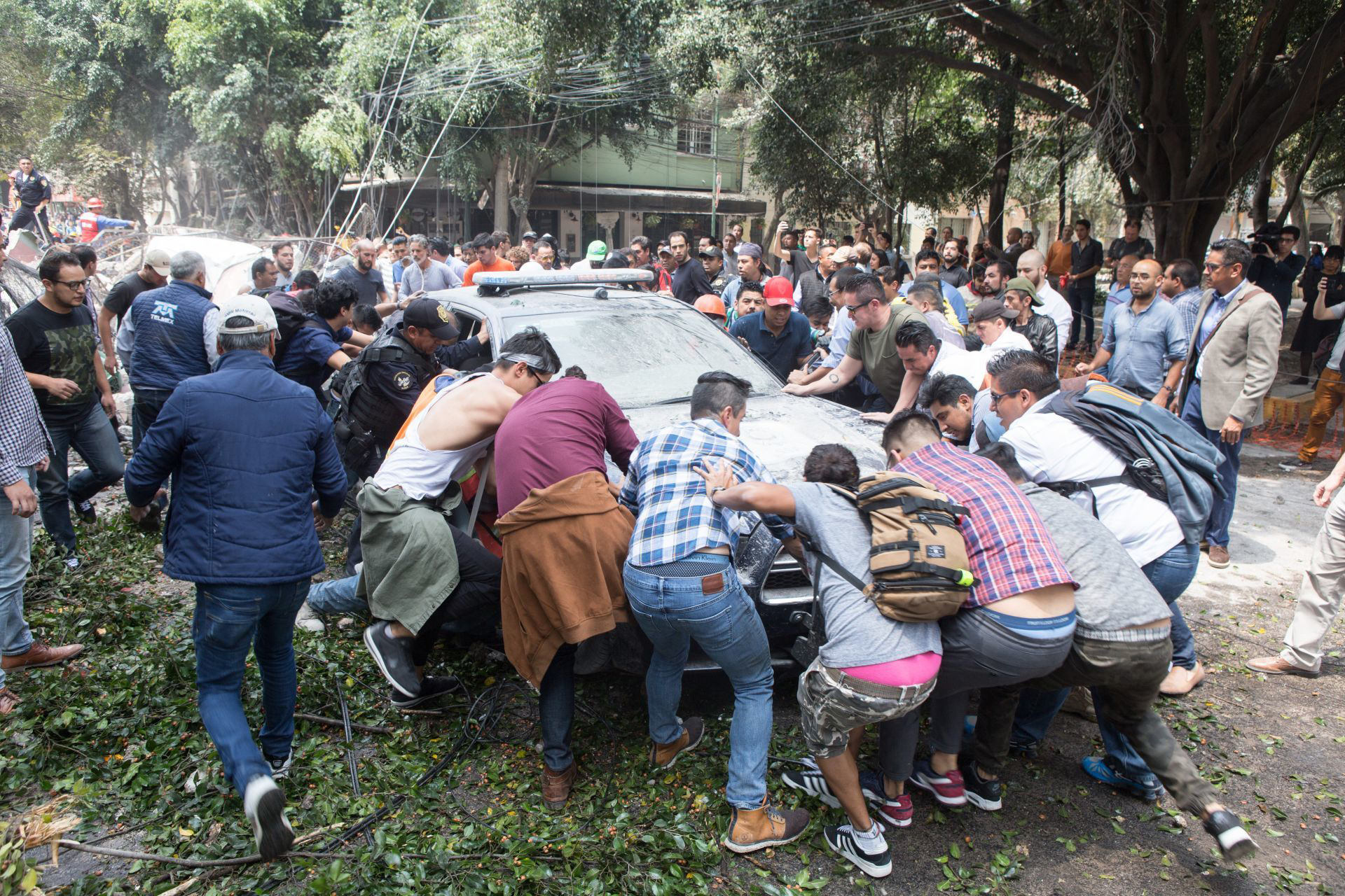 CIUDAD DE MÉXICO, 19SEPTIEMBRE2017. fotografías y objetos, recuerdos de familias han quedado en los escombros de los diversos edificios colapsados por el terremoto sufrido el día de hoy en la capital. Tan solo unas horas después de los simulacros en conmemoración del terremoto de 1985, un fuerte sismo de 7.1 grados richter que sacudió la ciudad FOTO: TERCERO DÍAZ /CUARTOSCURO.COM