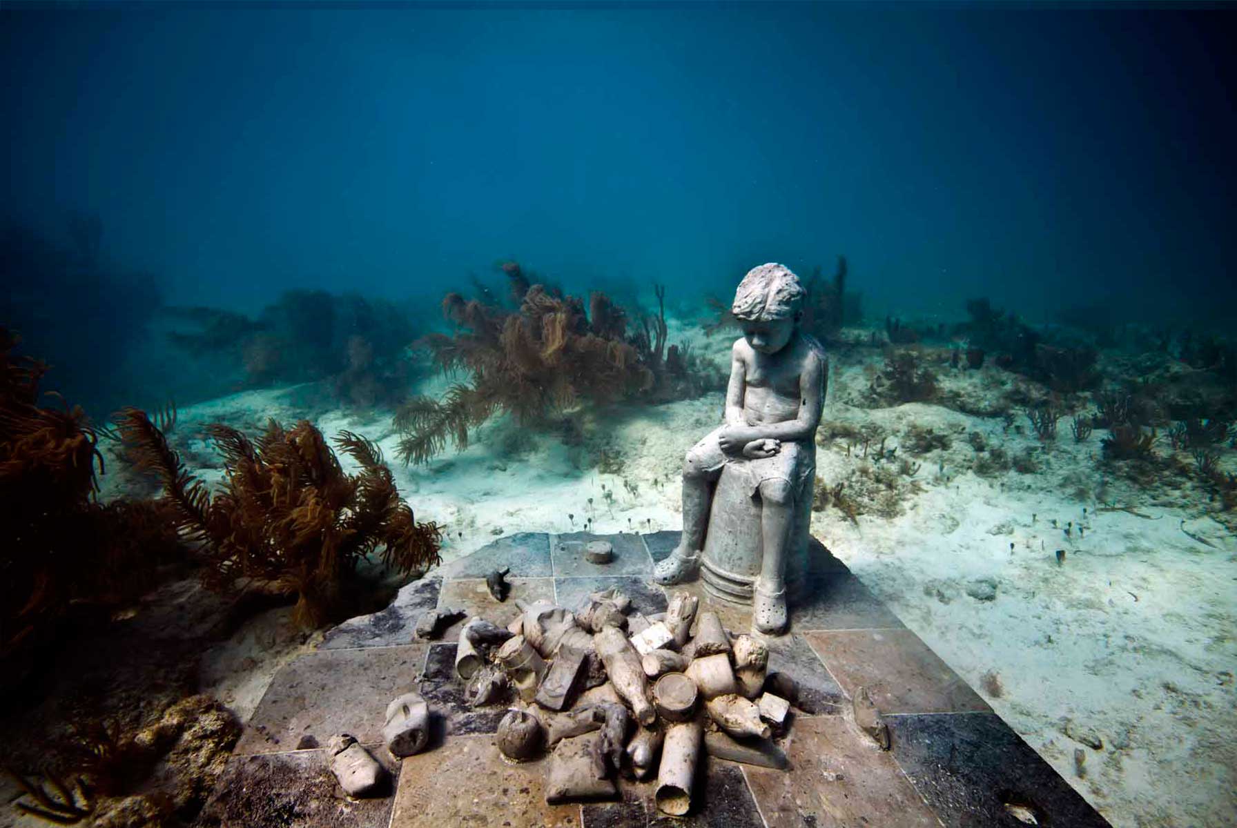 Una de las esculturas sumergidas en el Museo Subacuático del Arte en Cancún México. (Foto: Musa)