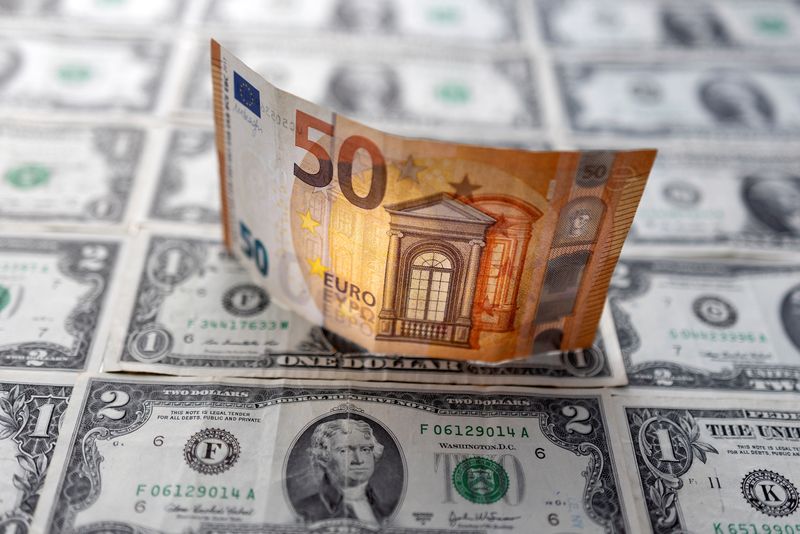 La última fecha en la cual la cotización de la moneda común europea superó a la del billete estadounidense fue el 15 julio de 2002 (REUTERS/Dado Ruvic)