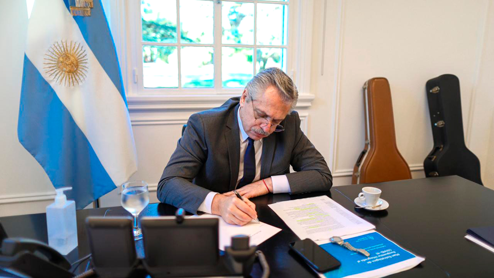 El presidente Alberto Fernández firmó los decretos que prorrogan ambas medidas. 