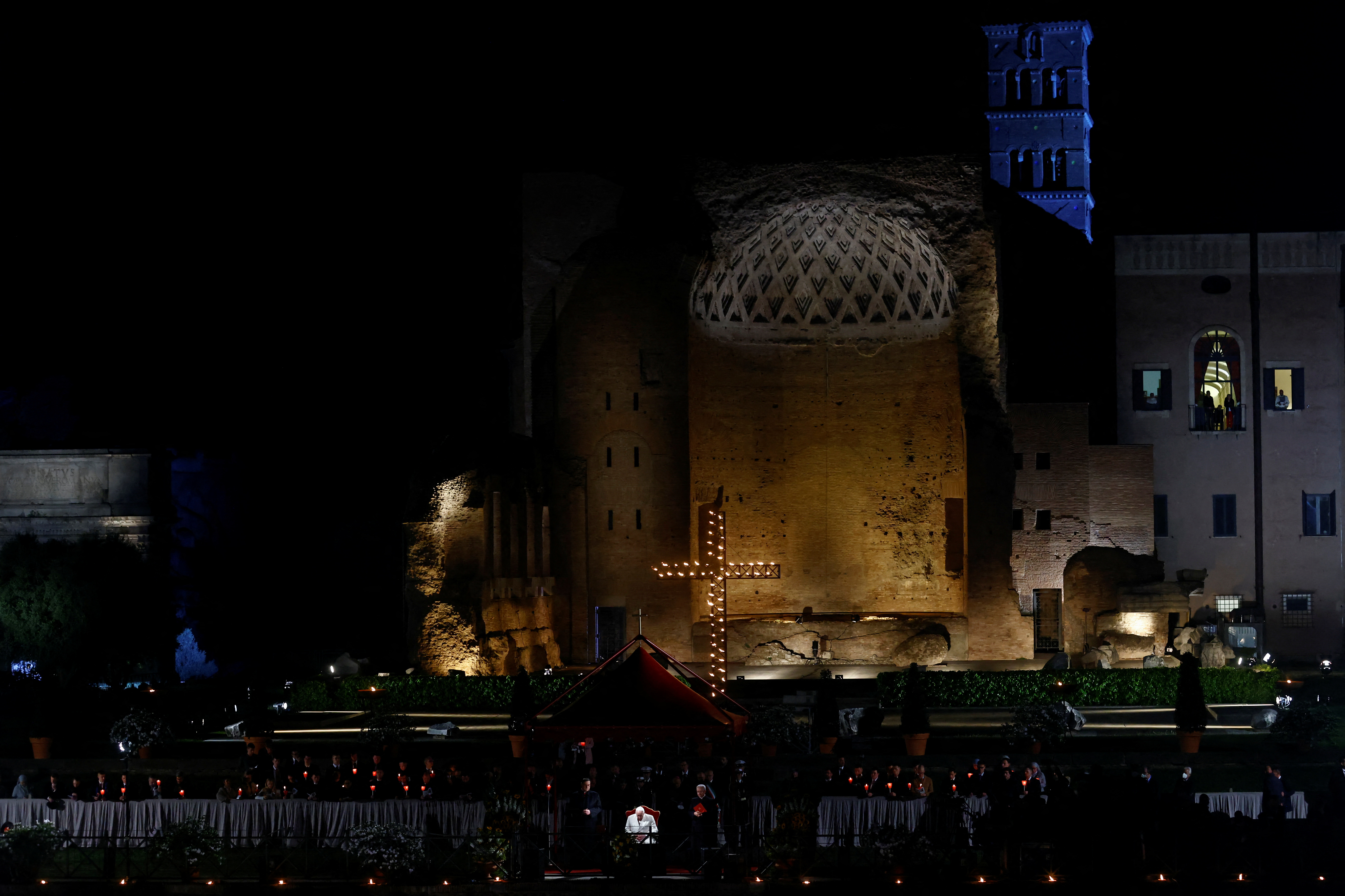 El papa Francisco preside el Vía Crucis en el Coliseo romano (REUTERS/Yara Nardi)