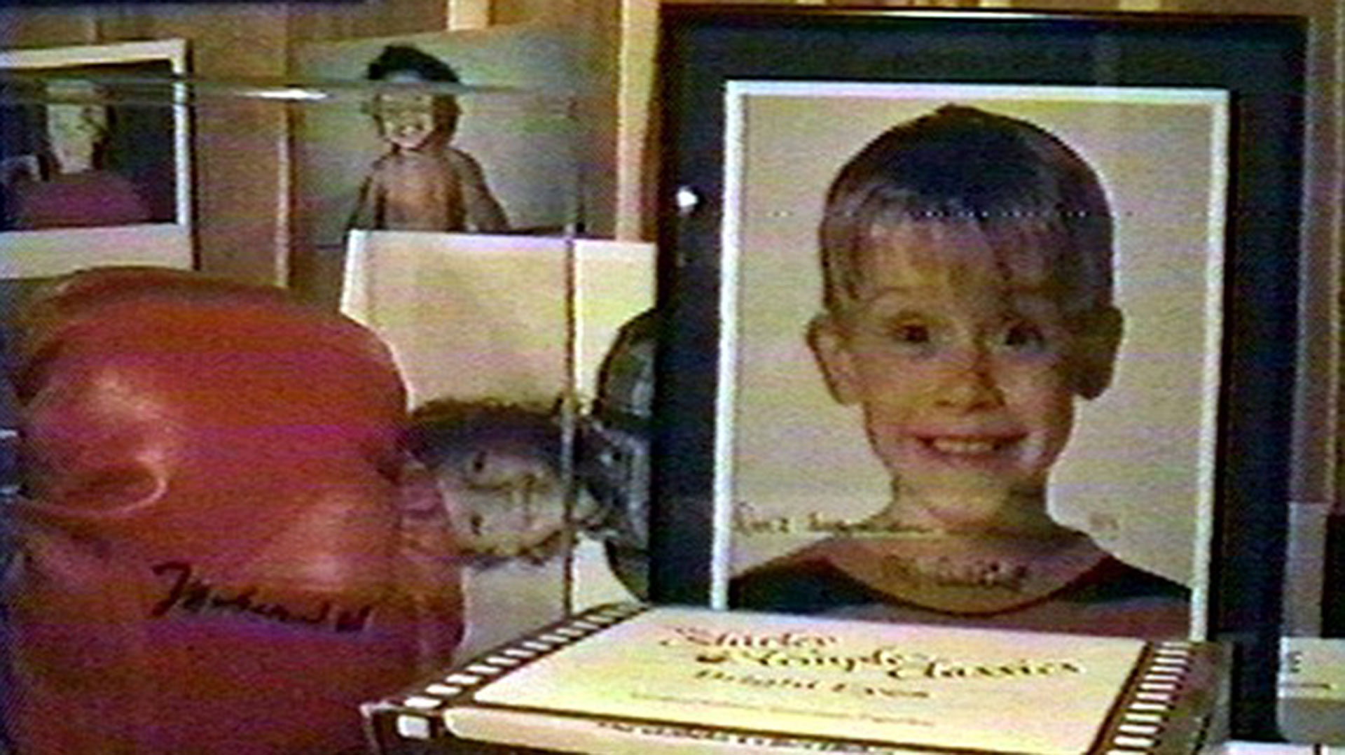 En el interior de la casa de Michael encontraros sedantes, fotos de niños, incluido el actor Macaulay Culkin, quien había colaborado en sus videos, muñecos y muchos objetos tenebrosos
