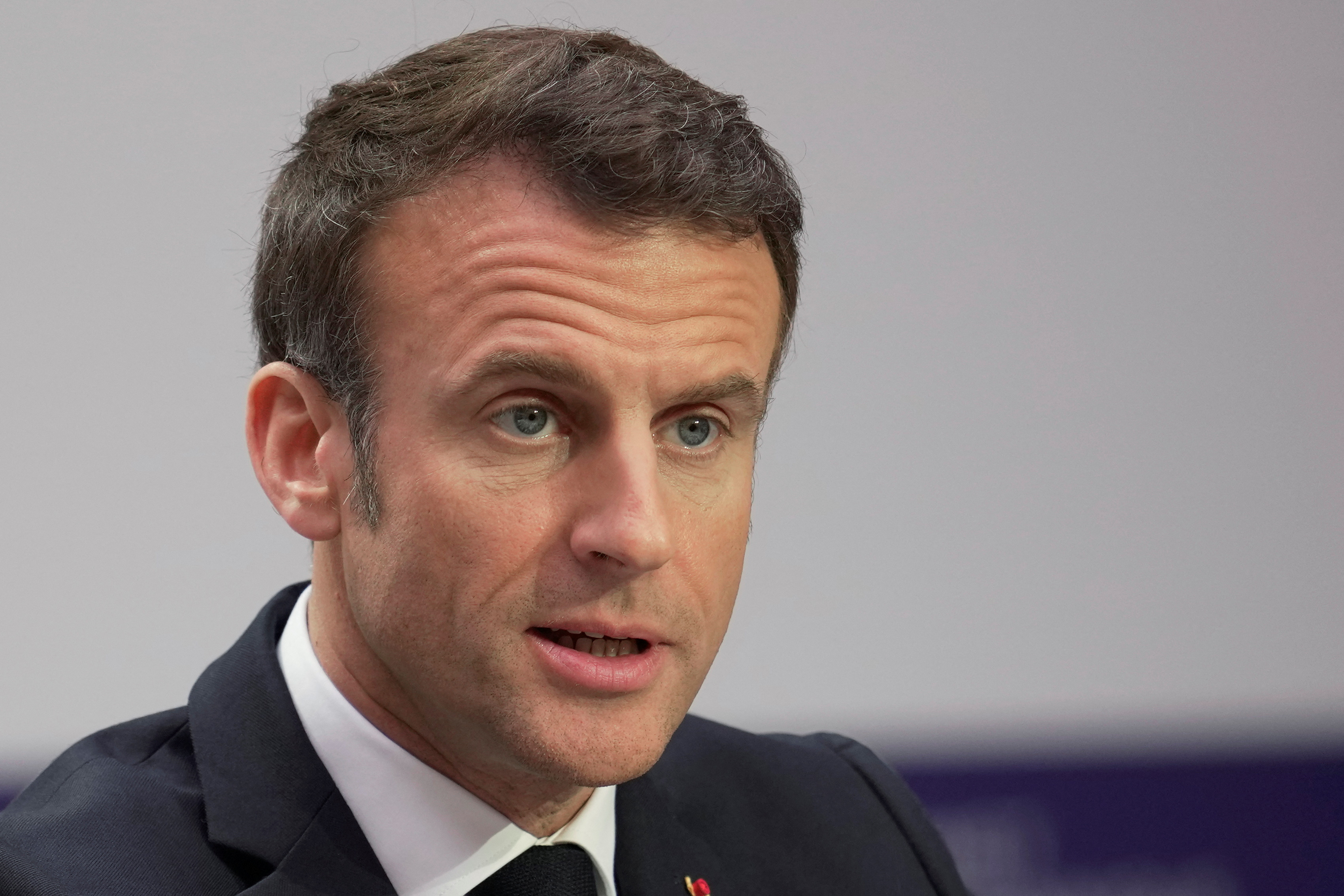 Emmanuel Macron promulgó la polémica ley de reforma de pensiones que provocó protestas en toda Francia