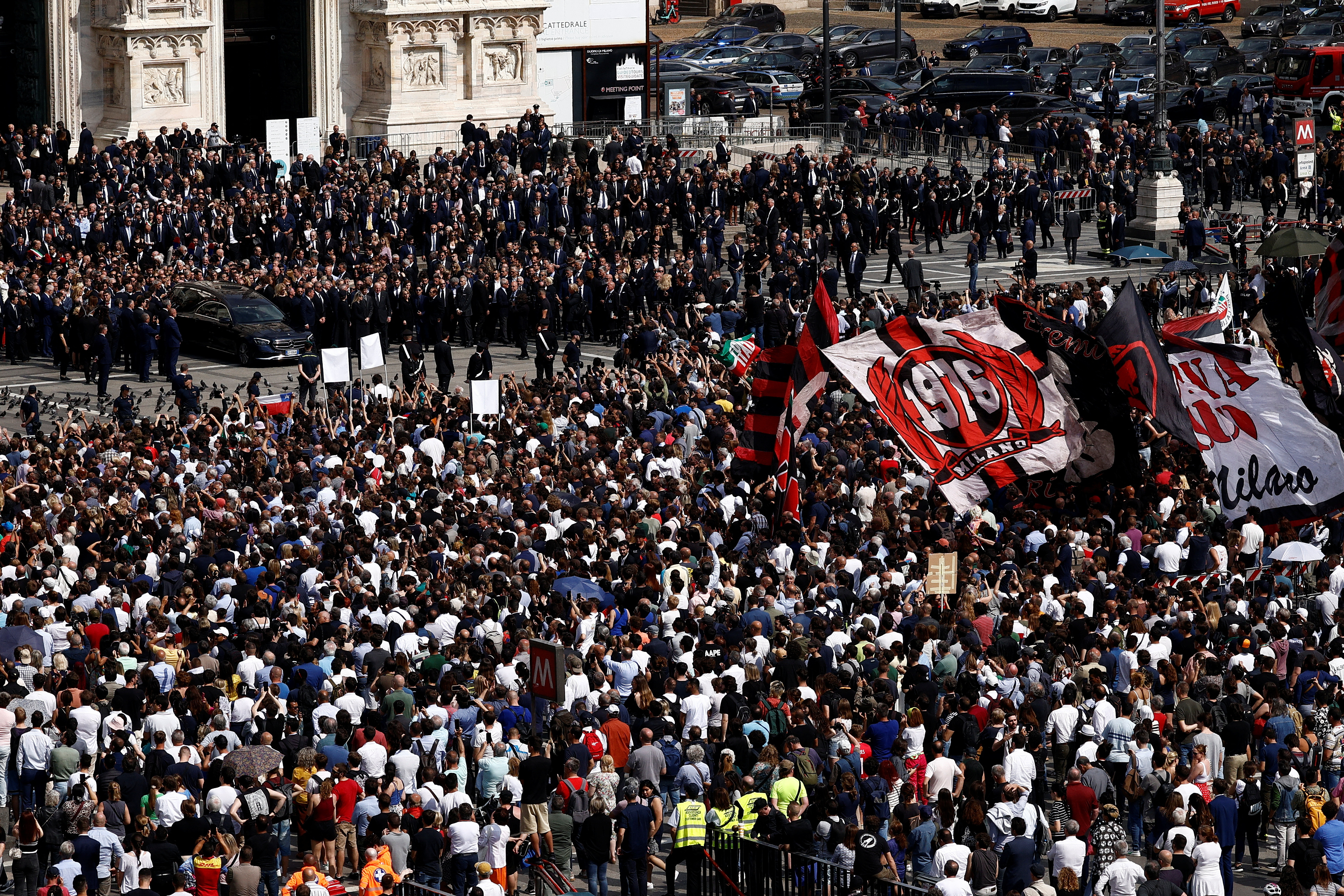 La multitud congregada en Piazza Duomo (REUTERS/Guglielmo Mangiapane)