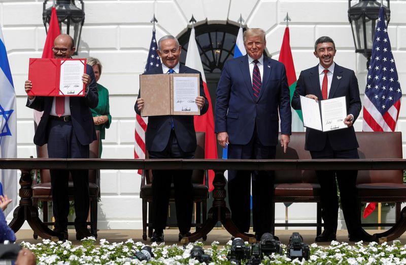 El ministro de Relaciones Exteriores de Baréin, Abdullatif Al Zayani; el primer ministro de Israel, Benjamin Netanyahu, y el ministro de Relaciones Exteriores de los Emiratos Árabes Unidos (EAU), Abdullah bin Zayed, exhiben sus copias de los acuerdos firmados, junto al presidente de los Estados Unidos, Donald Trump, en el jardín sur de la Casa Blanca (Reuters)