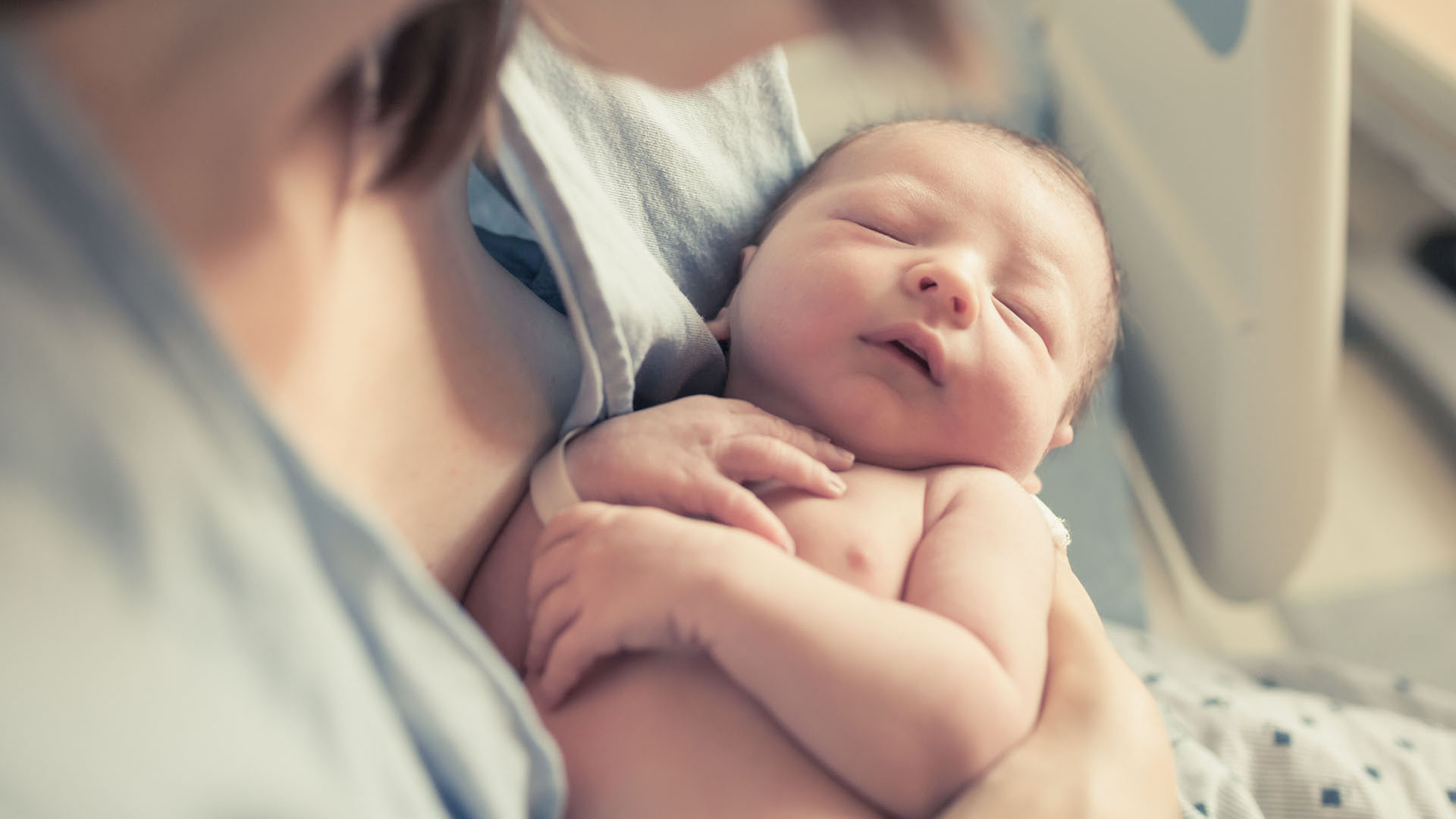Hombres que toman alcohol al momento de buscar un hijo tienen tienen más de un tercio de probabilidades de que nazca con defectos de nacimiento (Shutterstock)