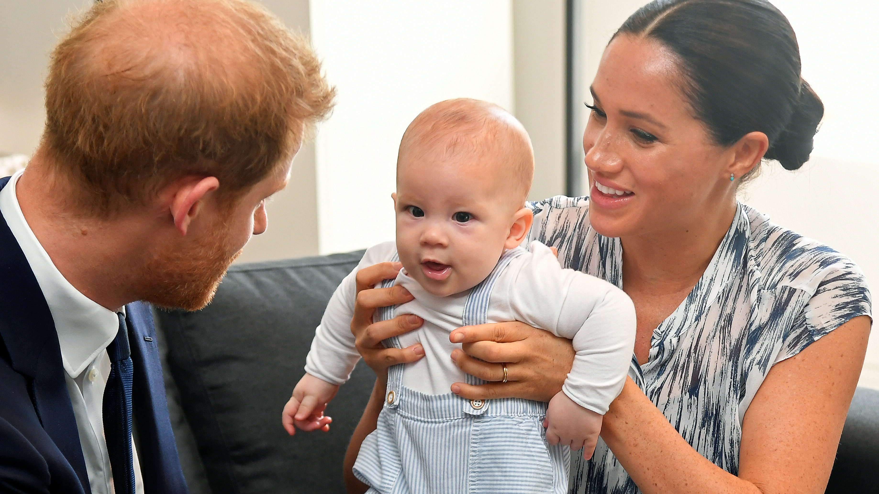 Los duques de Sussex viven en Los Angeles con su hijo Archie, que hoy tiene 14 meses. (REUTERS/Toby Melville)