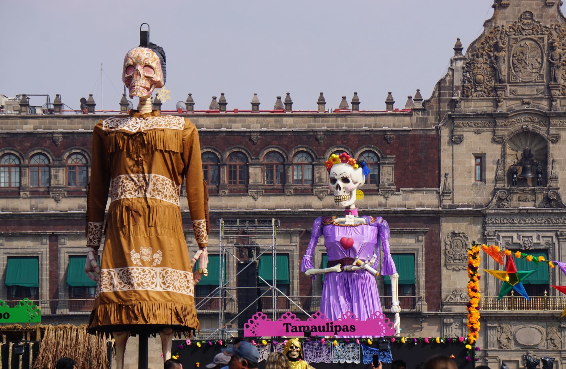 MEXICO CITY, OCTOBER 29, 2022.- Monumental catrinas that make up the Mega Offering of the country's 32 entities shine in the capital's main square days before the Day of the Dead festivities.  PHOTO: ELIZABETH RUIZ/CUARTOSCURO