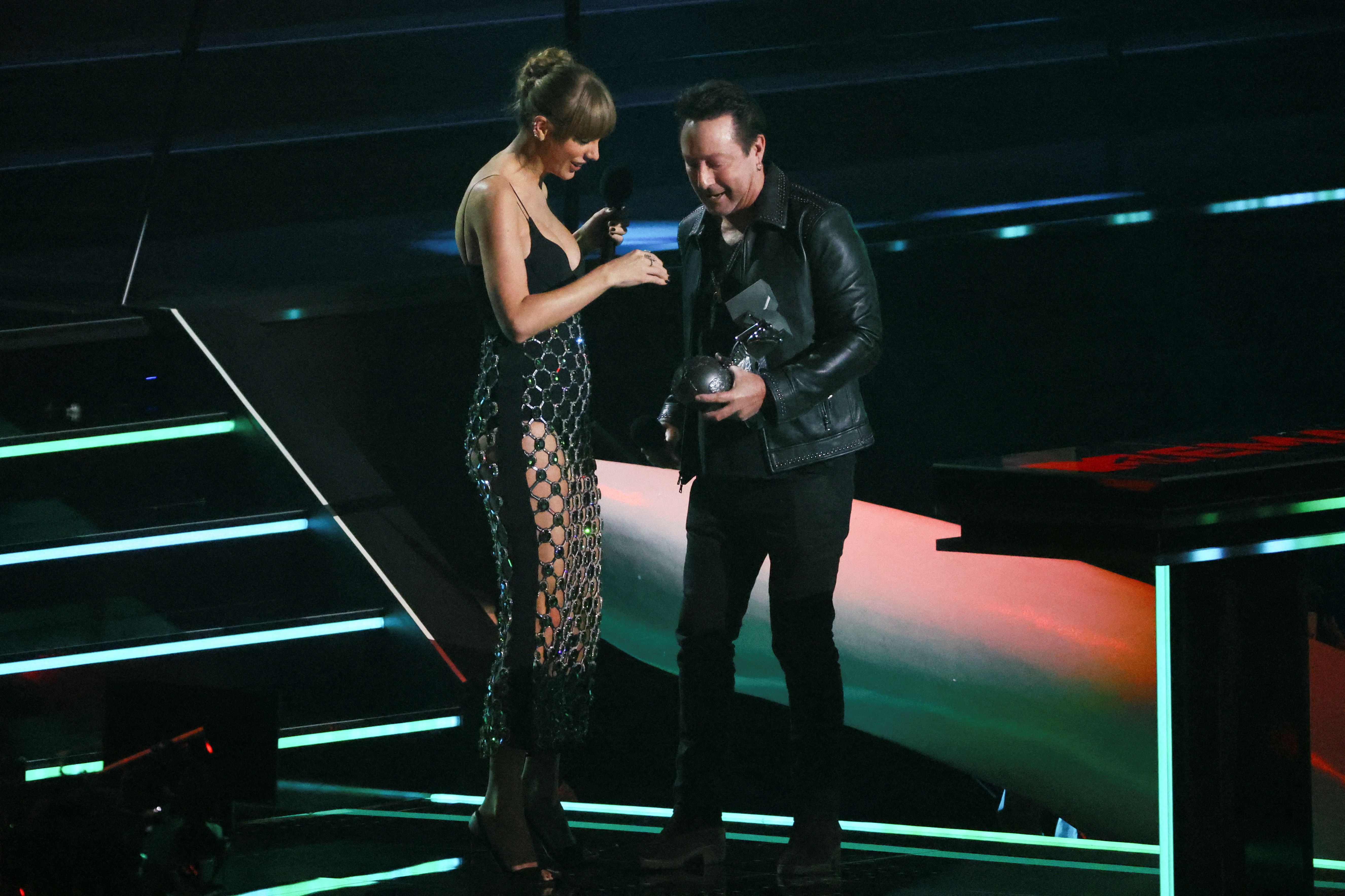 Julian Lennon entregando un premio a Taylor Swift en los MTV Europe Music Awards de 2022 (REUTERS/Wolfgang Rattay)