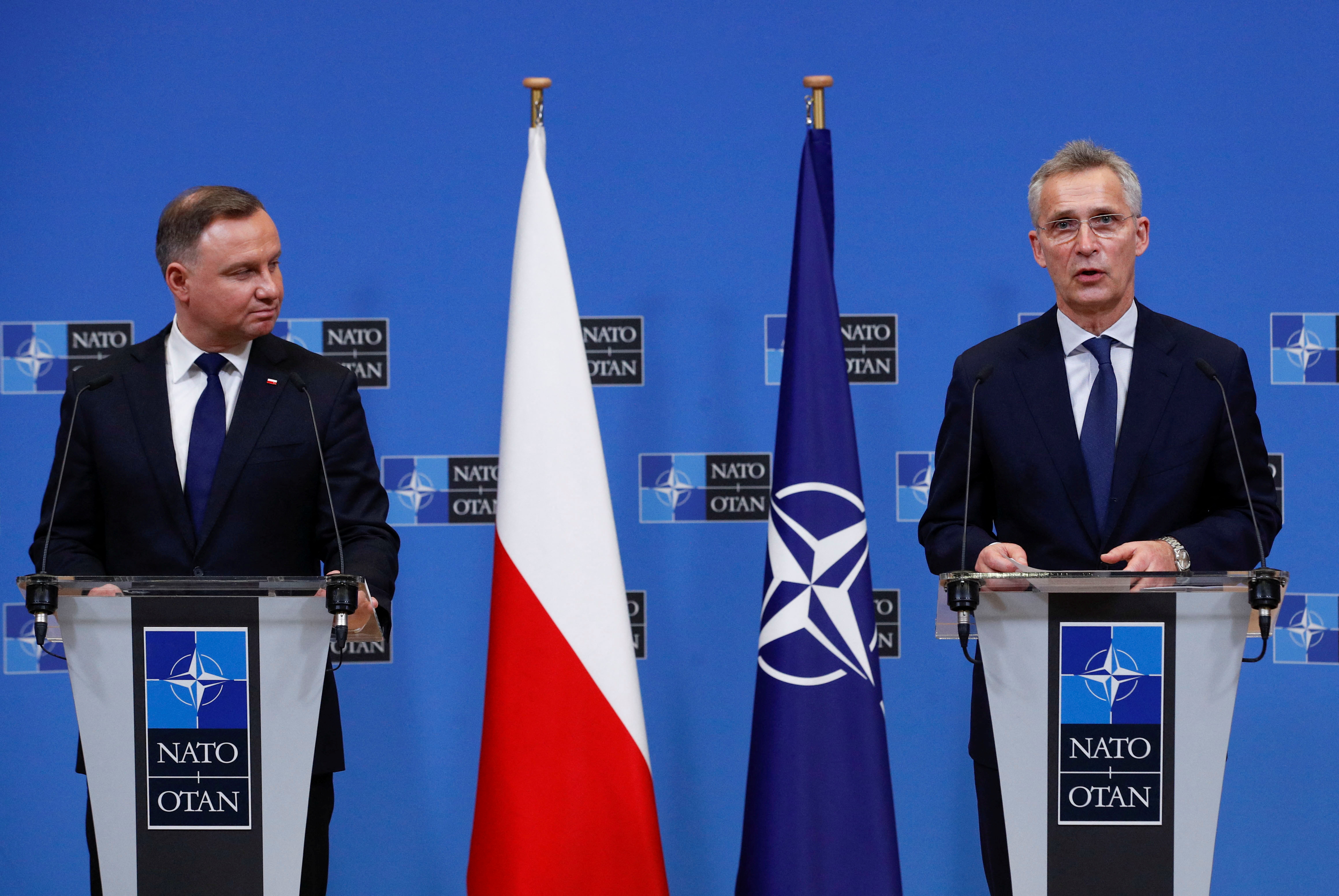 El presidente de Polonia, Andrzej Duda, mantuvo una conversación con Jens Stoltenberg, secretario general de la OTAN, tras el impacto de misiles rusos en suelo polaco (REUTERS/Johanna Geron)