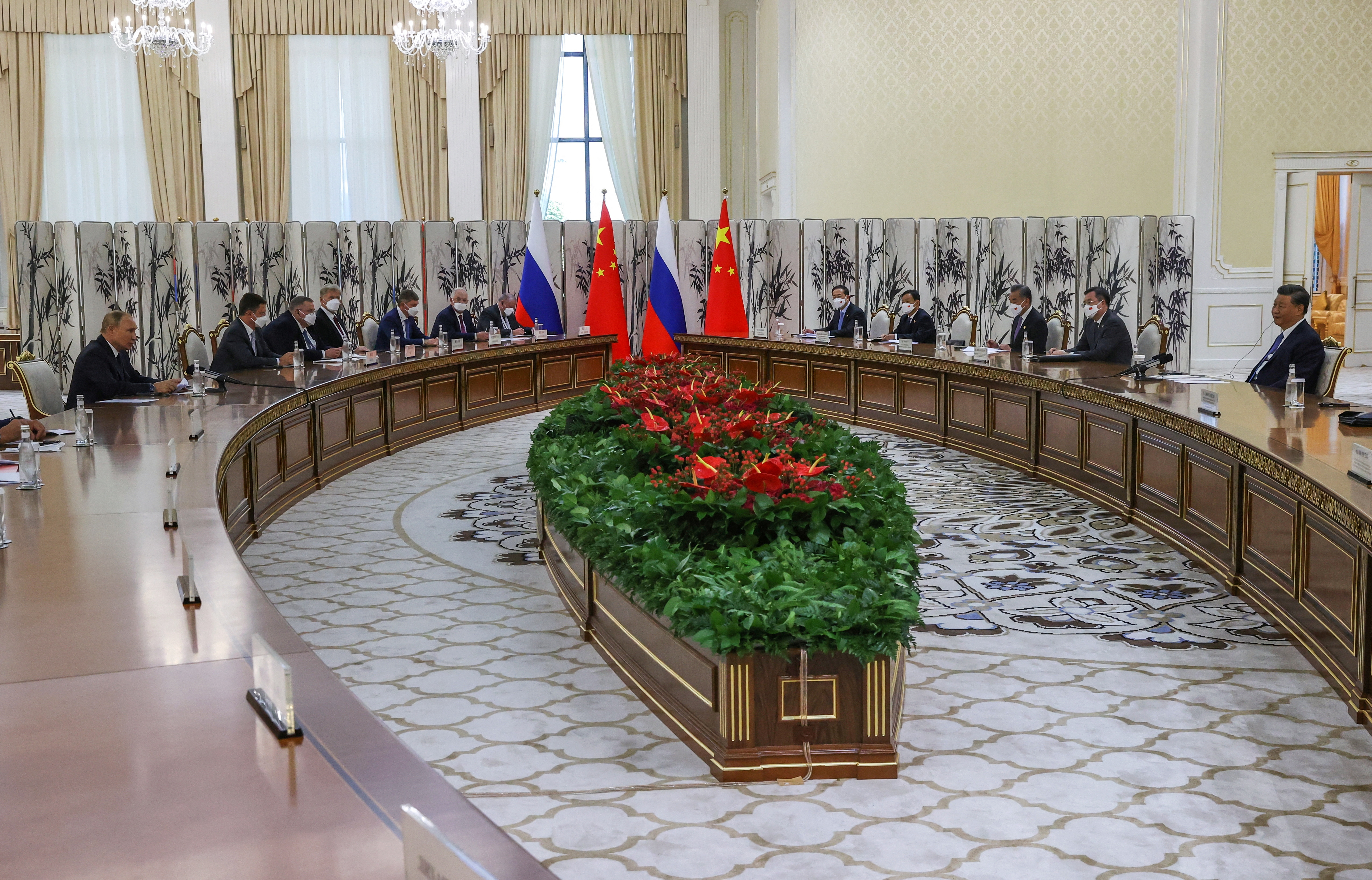 Putin y Xi, a ambos extremos de la mesa en Samarkand (Sputnik/Reuters)