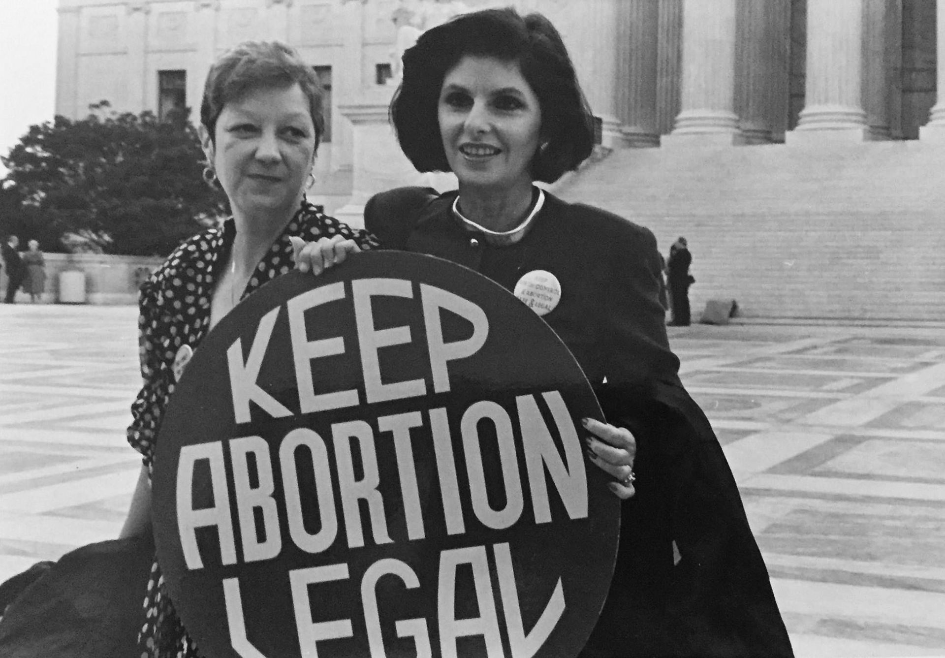 Norma McCorvey, quien era la mujer detrás del seudónimo Jane Roe, frente a la Corte Suprema de los Estados Unidos en 1973 junto a la abogada Gloria Allred (AFP)