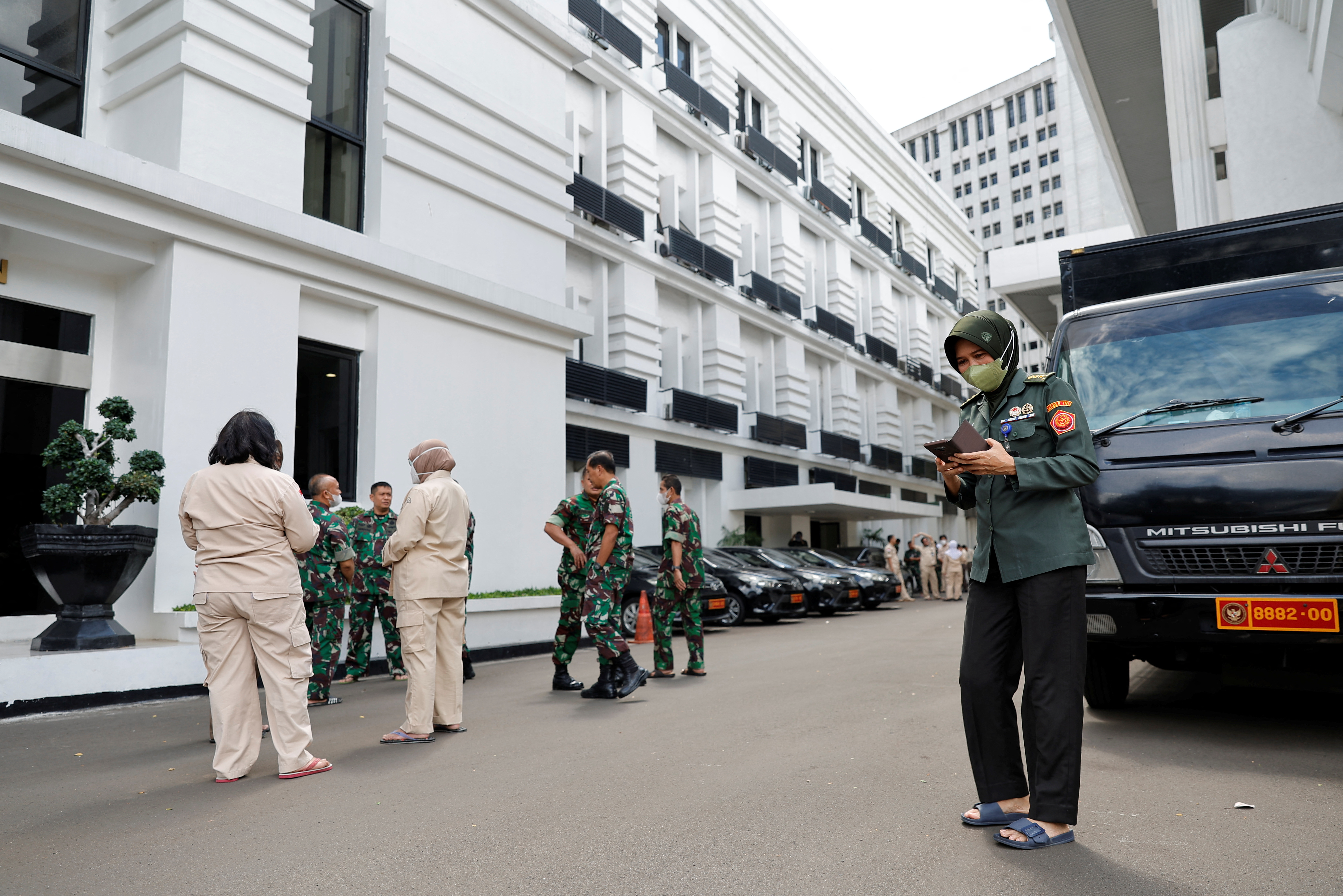Persone si radunano fuori dagli edifici del ministero della Difesa indonesiano dopo il terremoto che ha colpito Giacarta, in Indonesia, il 21 novembre 2022 (REUTERS/Willie Kurniawan)
