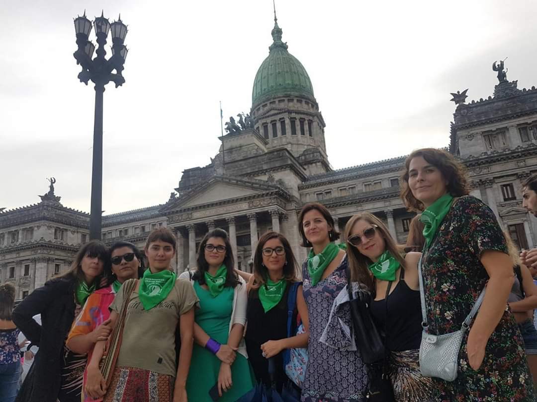 Mercedes, Marce, Vale, Marina, Flor, Ana, Ingrid y la periodista Paula Rodríguez, autora del libro #NiUnaMenos