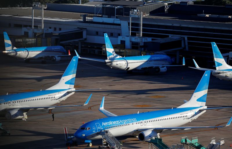 Flybondi argumenta que el gobierno busca favorecer a Aerolíneas Argentinas, que ya cuenta con ventas en la asignación de rutas, espacio en aeropuertos y asistencia del Tesoro, que en 2021 le financió perdidas por el equivalente a USD 835 millones
REUTERS/Agustin Marcarian