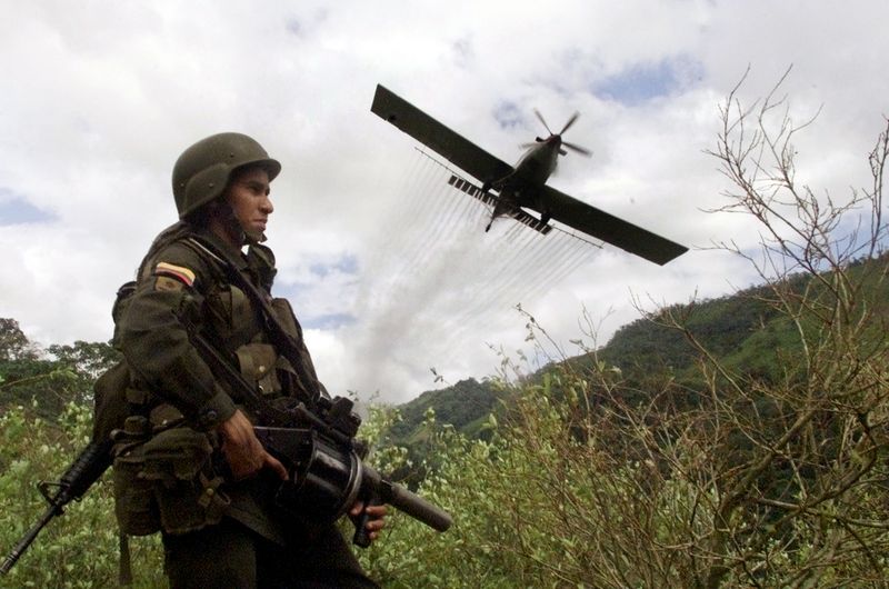 Foto de archivo. Un avión Turbo Thrush fumiga cultivos de hoja de coca con glifosato en zona rural de Tarazá, en el departamento de Antioquia, Colombia, 30 de noviembre, 2020. REUTERS/Eliana Aponte