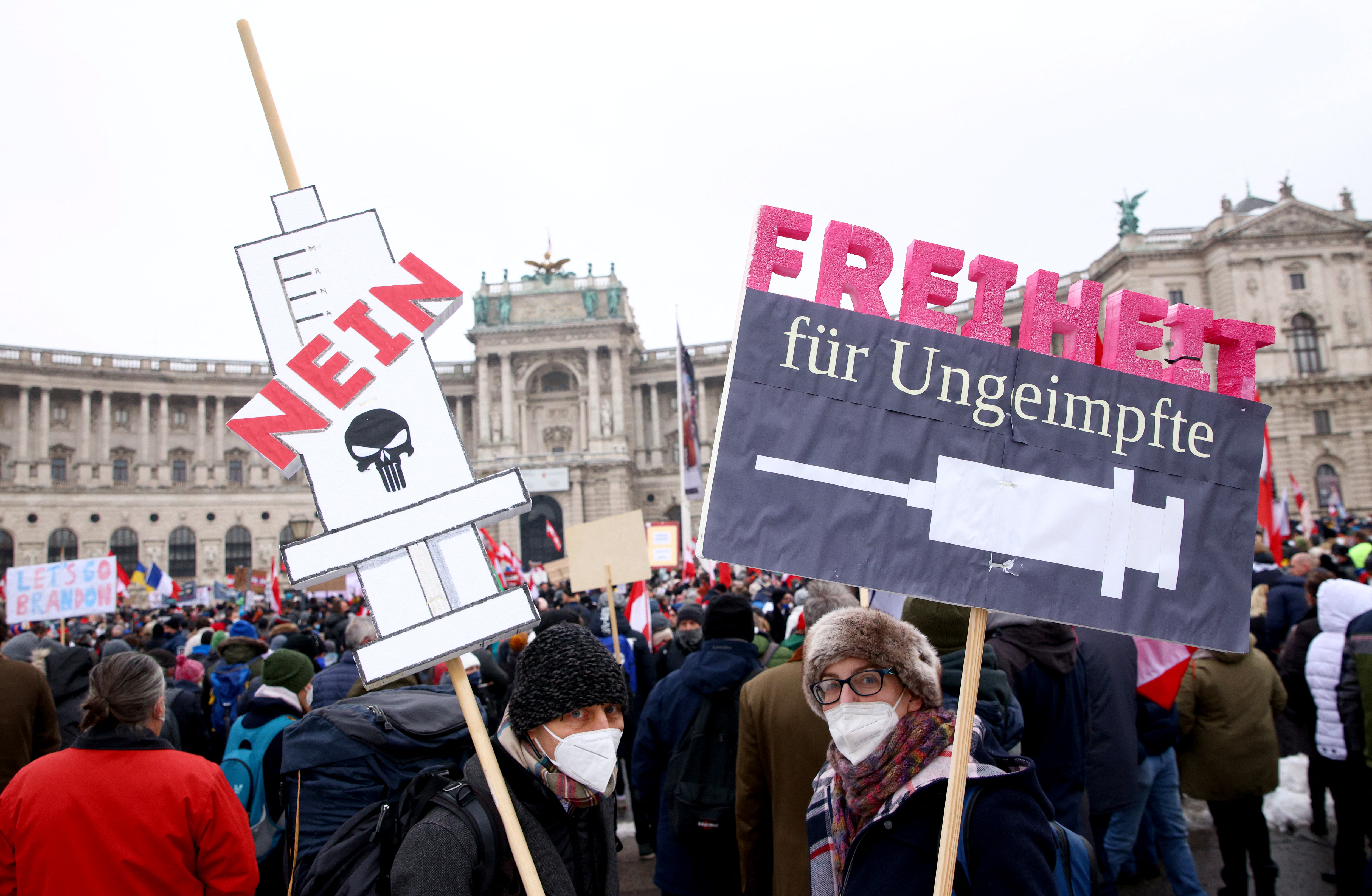 Protesta en Viena contra las restricciones y la obligatoriedad de vacunarse (Reuters)