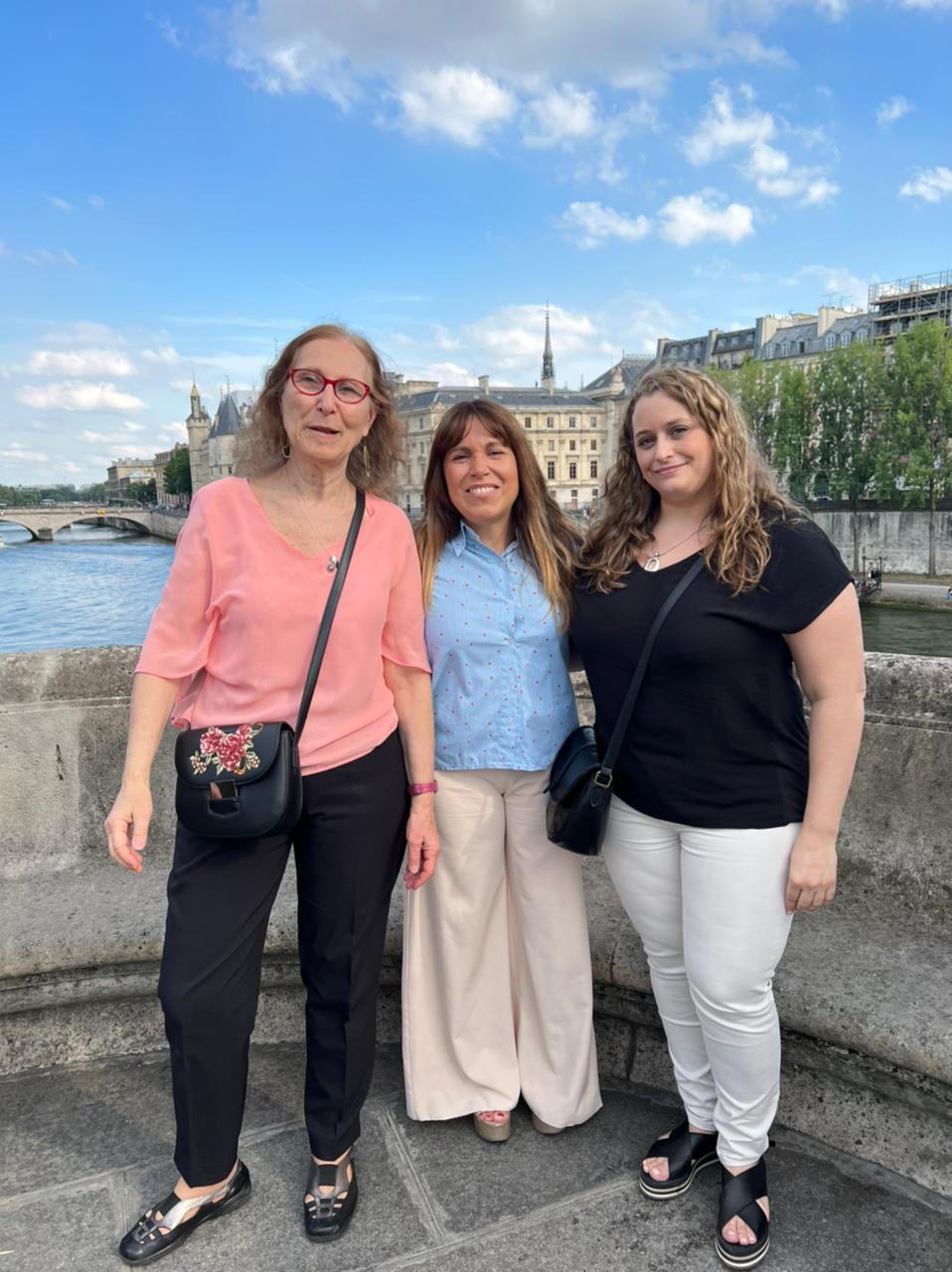 Dickenstein y Cayrol con Infobae en París, horas antes de recibir el galardón junto a otro grupo de mujeres  científicas de los 5 continentes  en el emblemático Pont Neuf parisino 