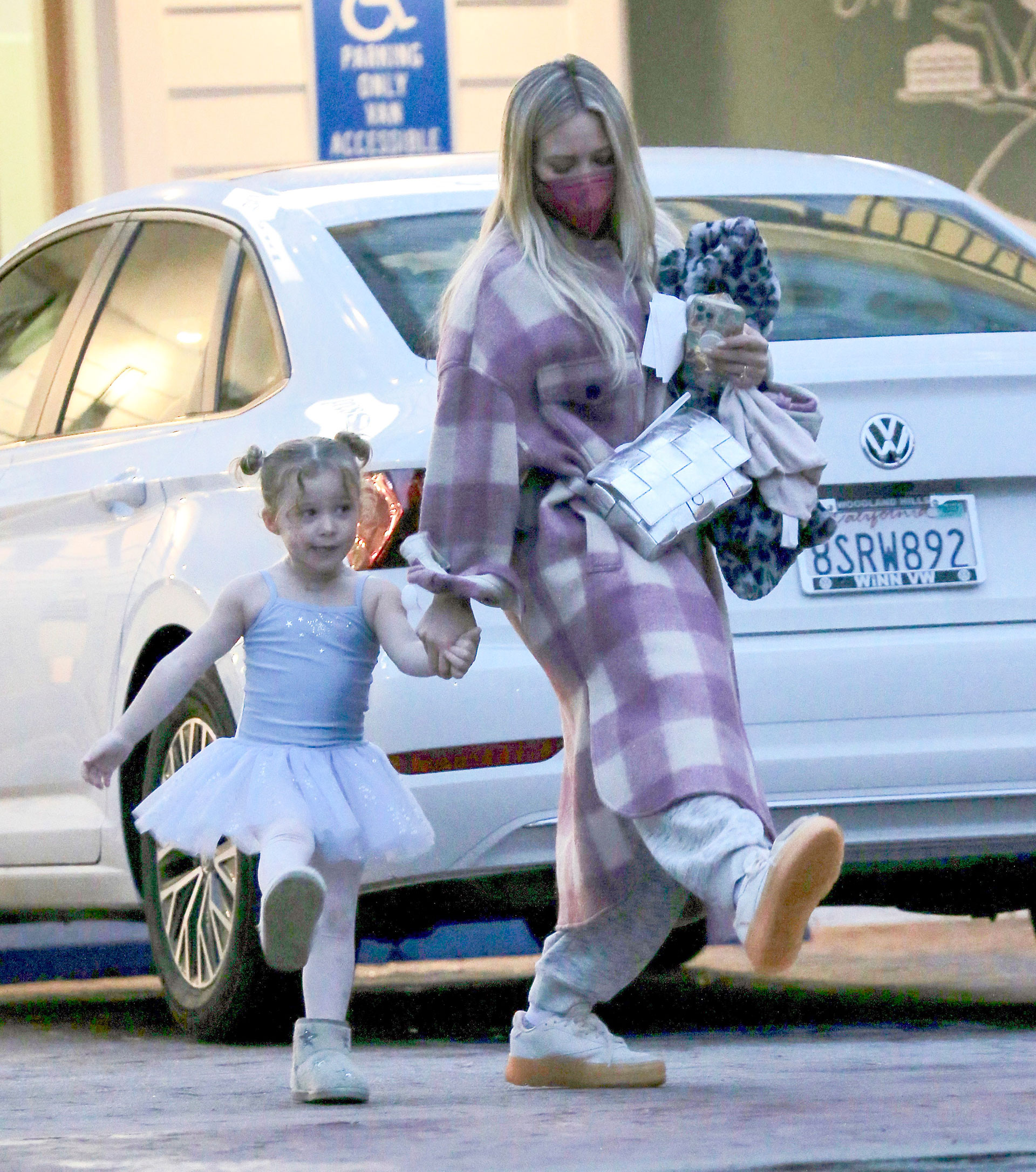 Un paseo divertido. Hilary Duff fue a buscar a su hija a la clase de ballet y regresaron caminando juntas por las calles de Studio City, California, y haciendo distintos pases de danza. La actriz lució un abrigo a cuadros color blanco y lila, mientras que la niña llevó su traje de bailarina