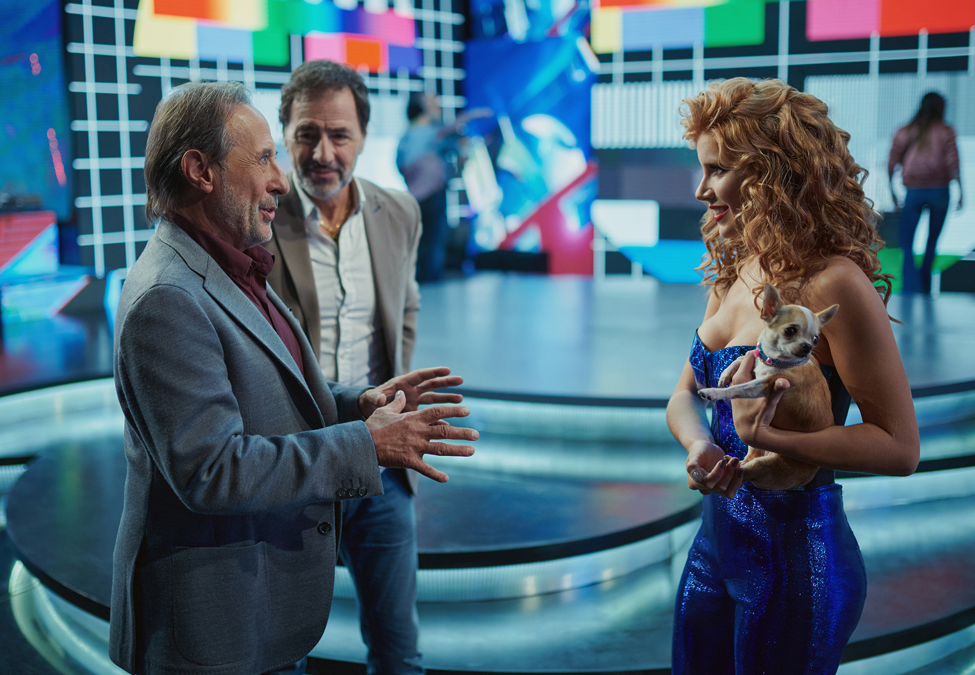 Guillermo Francella, Martín Seefeld y Laurita Fernández, quien ocupará el lugar del meteorólogo caído en desgracia, en una escena de "Granizo". (Netflix)