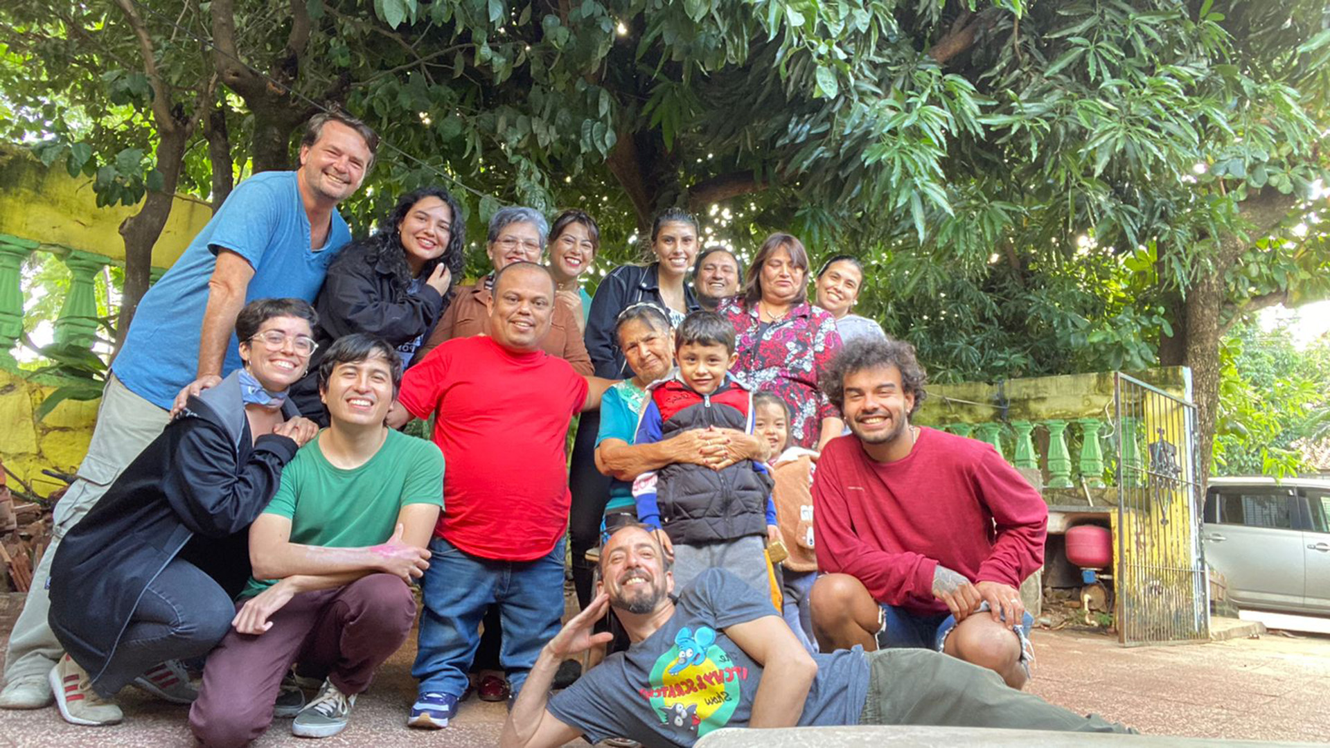 El equipo de rodaje en Paraguay, junto a Julio César Amarilla, apodado "Mortero Bala", el referente local