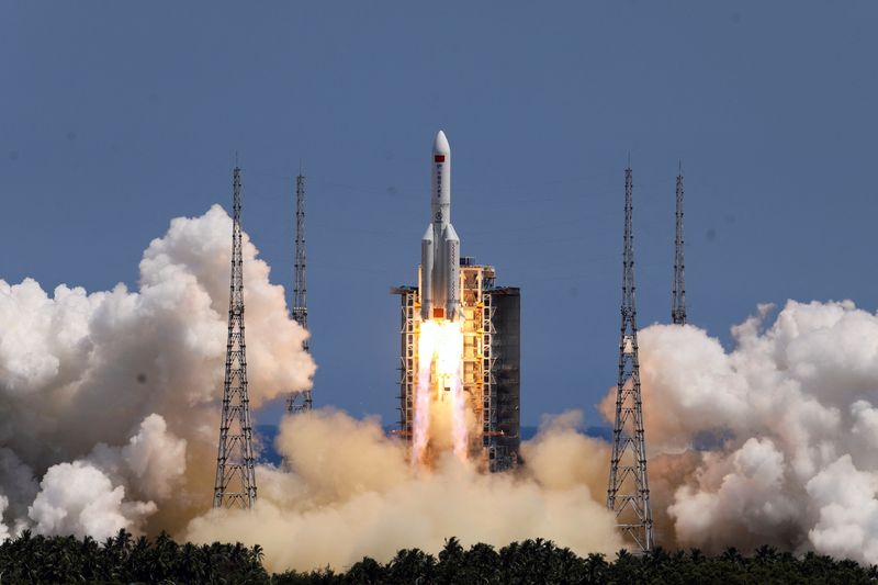 El cohete Long March-5B Y3, que transporta el módulo de laboratorio Wentian para la estación espacial china en construcción, despega del sitio de lanzamiento de naves espaciales de Wenchang en la provincia de Hainan, China, el 24 de julio de 2022 (China Daily vía REUTERS)