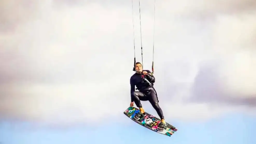 Falleci&oacute; un joven de 32 a&ntilde;os mientras practicaba kitesurf en una laguna: su novia film&oacute; el &uacute;ltimo salto antes de la tragedia