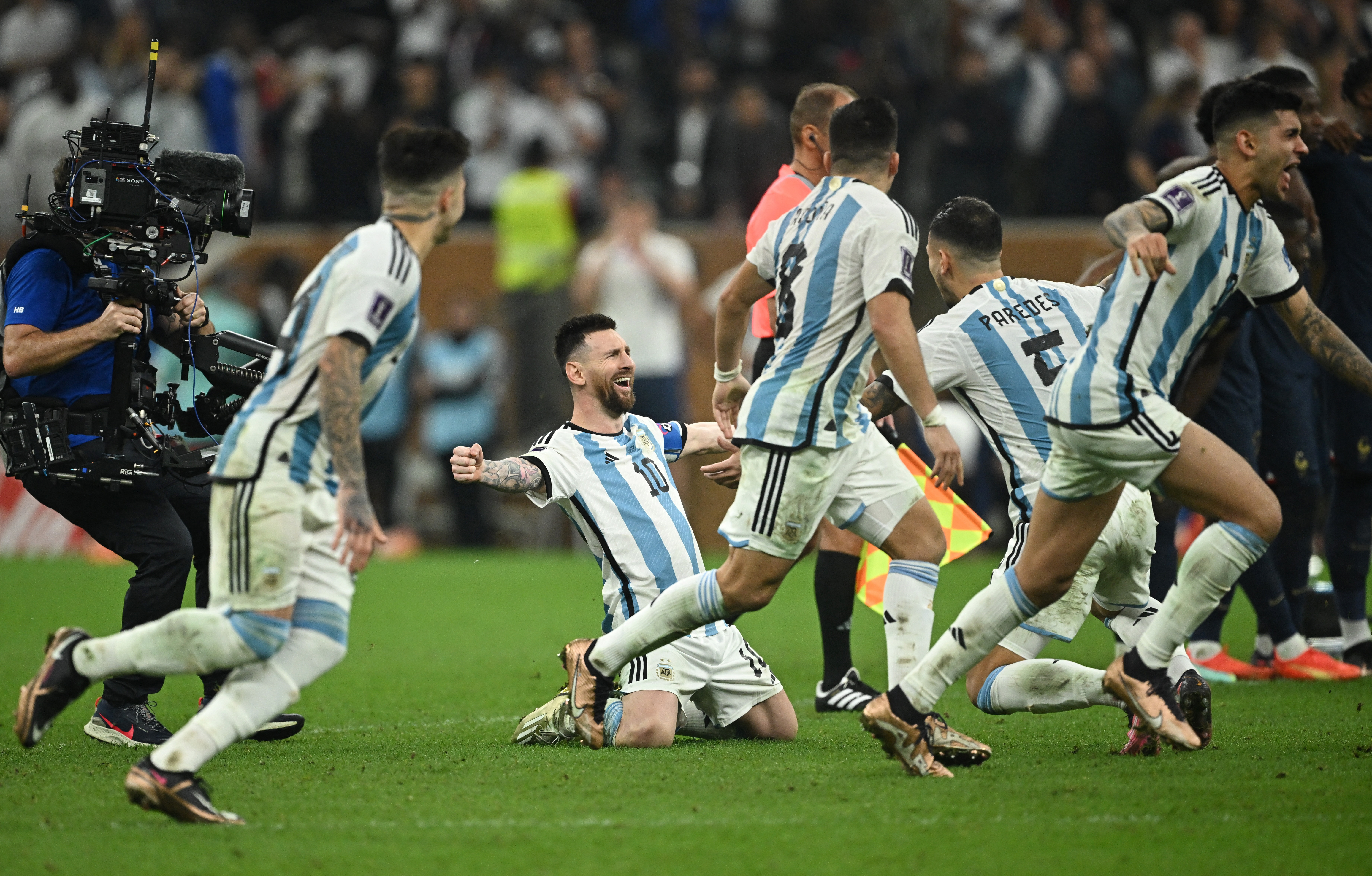 Messi se derrumba tras el penal convertido por Montiel. Argentina delira en el estadio Lusail (REUTERS/Dylan Martinez)