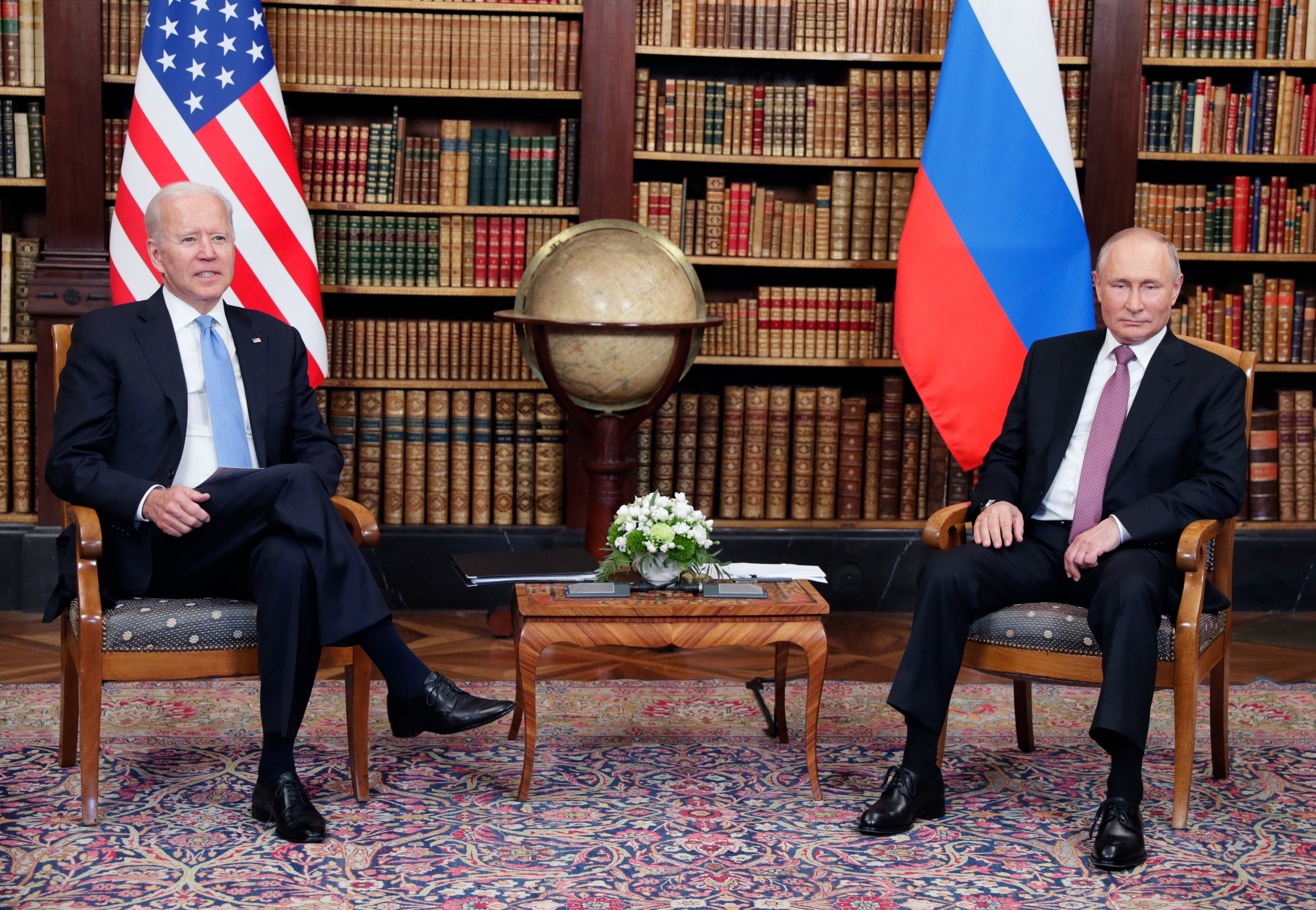 Los presidentes de Rusia, Vladímir Putin,(d) y de EEUU, Joe Biden, (i) durante la cumbre que celebraron en Ginebra el pasado mes de junio. 
