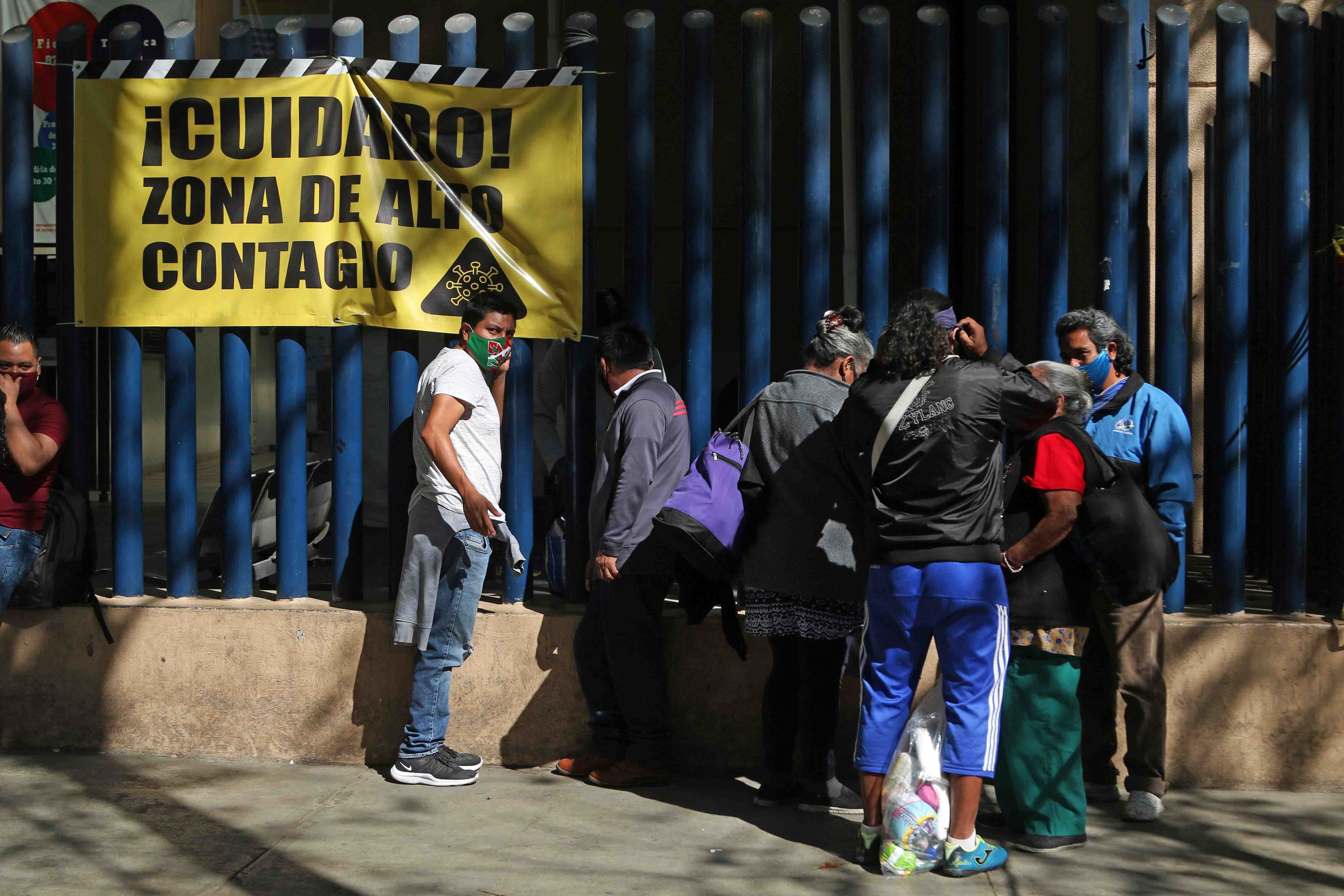 Este miércoles 25 de noviembre se registraron 10,335 nuevos contagios y 858 defunciones por COVID-19 en México (Foto: Europa Press)
