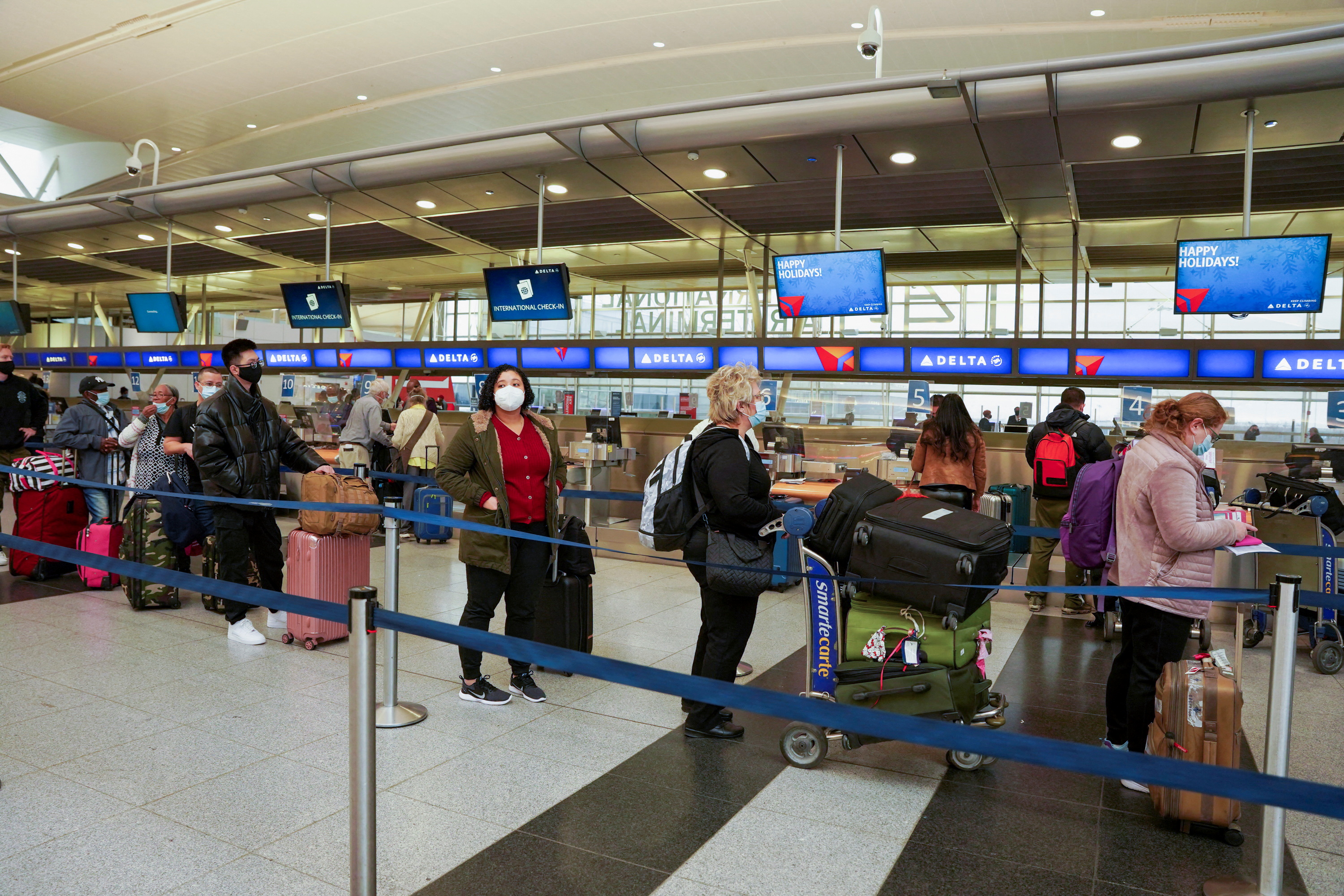 Los pasajeros hacen fila en el Aeropuerto Internacional John F. Kennedy después de que las aerolíneas anunciaron que se cancelaron numerosos vuelos durante la propagación de la variante del coronavirus Omicron en la víspera de Navidad en Queens, Nueva York, EE. UU., 24 de diciembre de 2021. (REUTERS / Dieu-Nalio Chery)