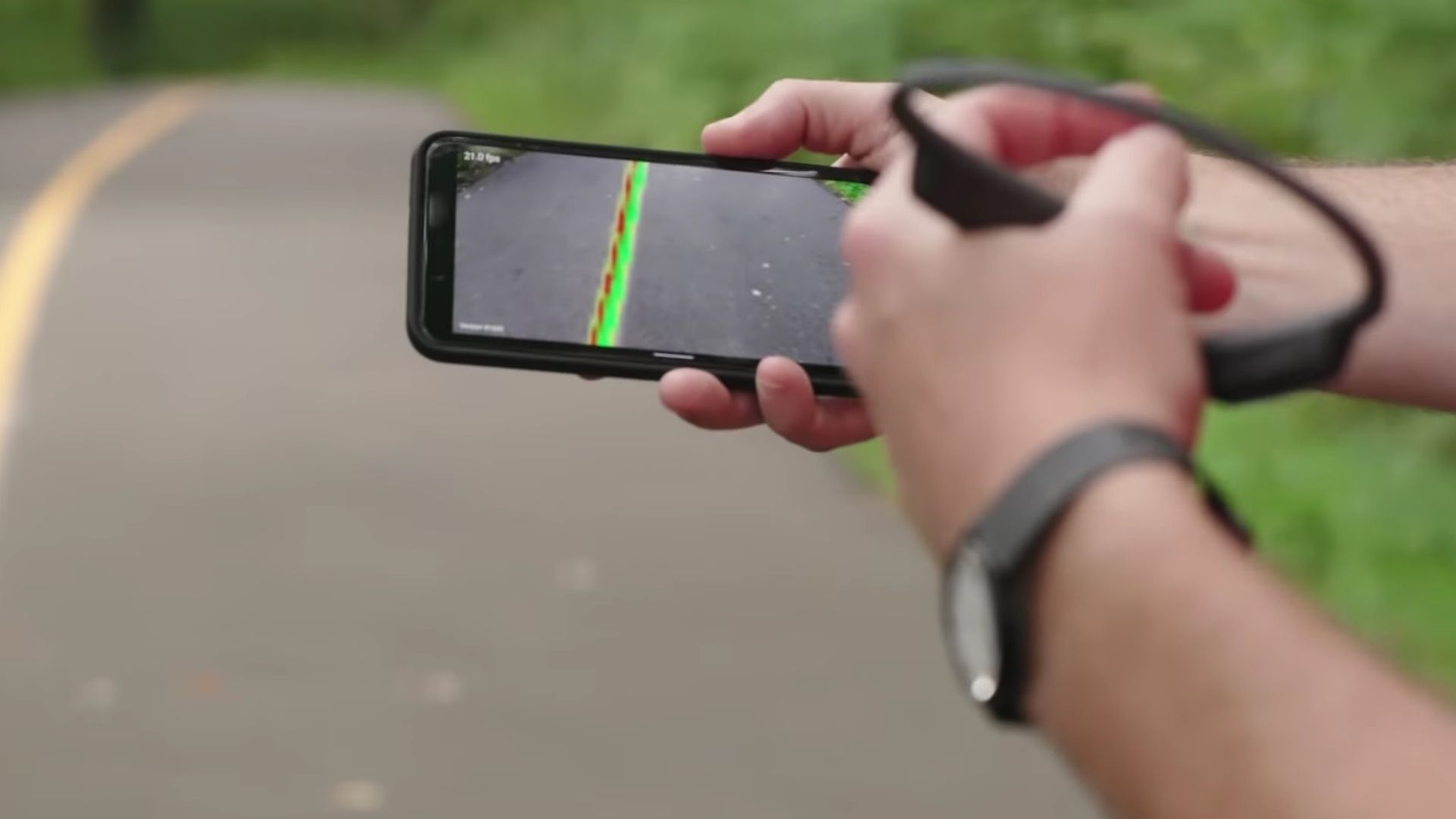 La cámara del móvil buscaba una guía física en el suelo y envía señales de audio según la posición en la que está el usuario.