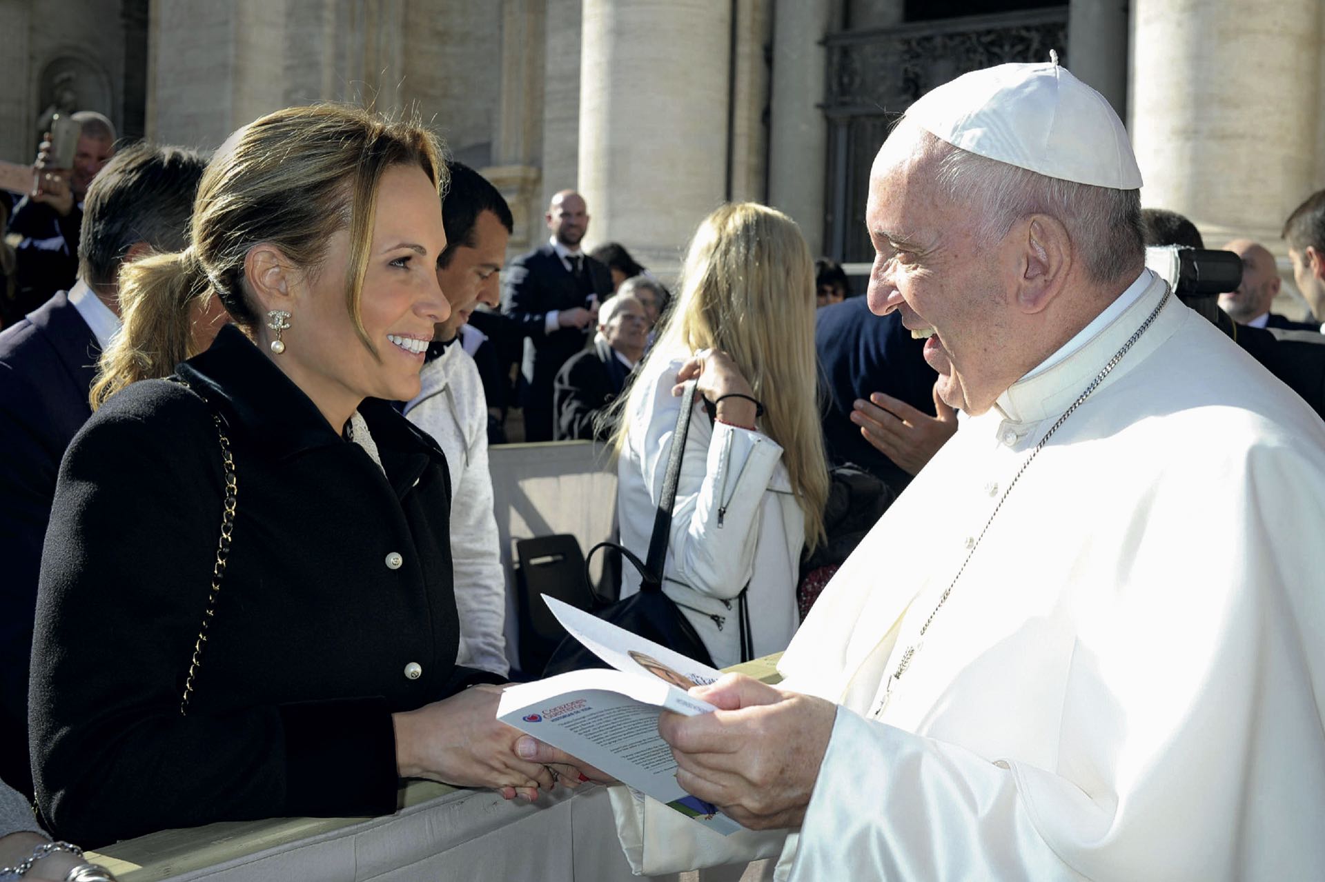 Natalia Denegri le entrega su libro al papa Francisco. (Foto archivo: Enrique Tubio)