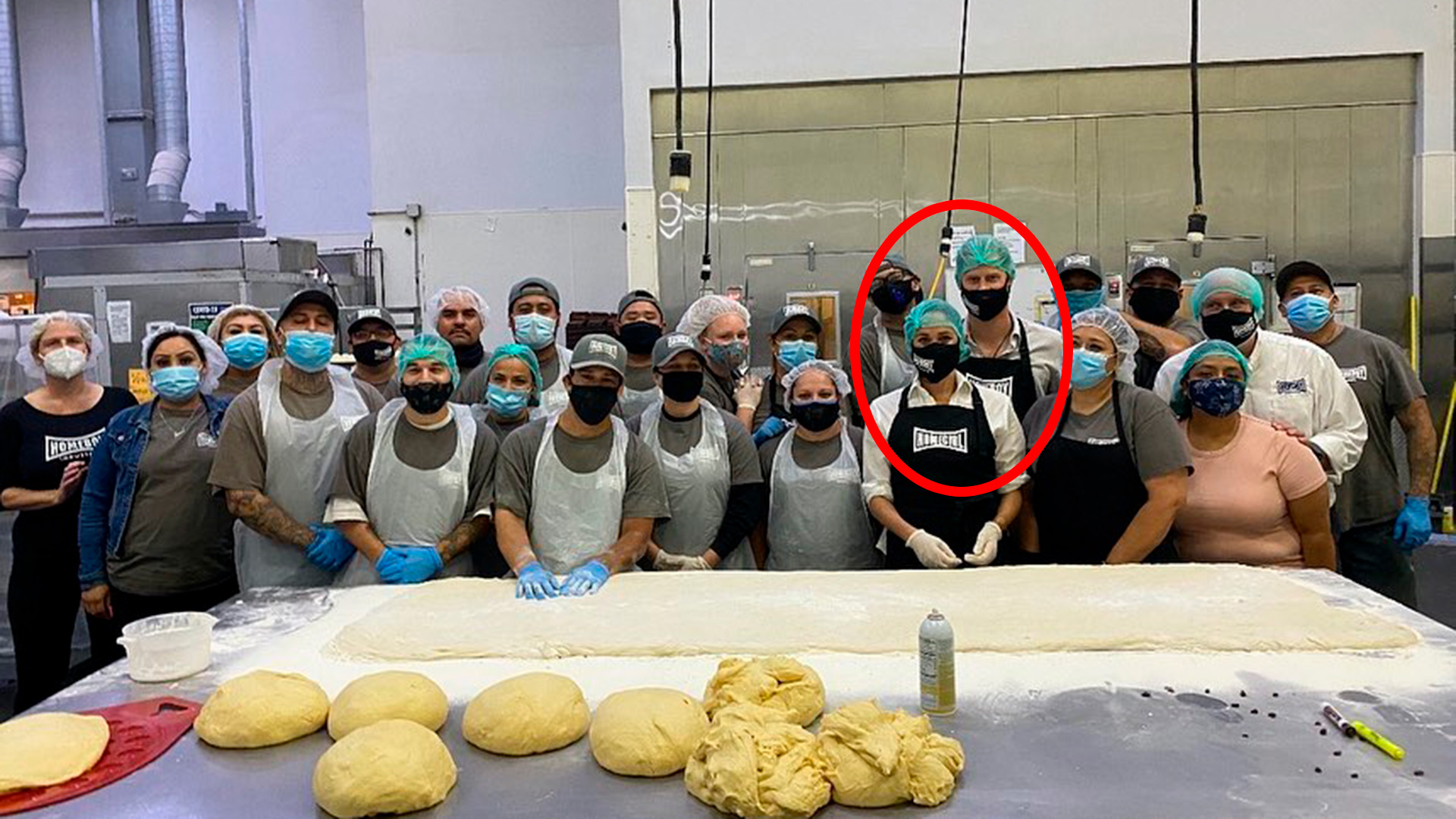 Meghan Markle y el príncipe Harry: los duques de Sussex cocinaron en un centro comunitario de Los Ángeles con todas las medidas de protección y prevención frente al coronavirus