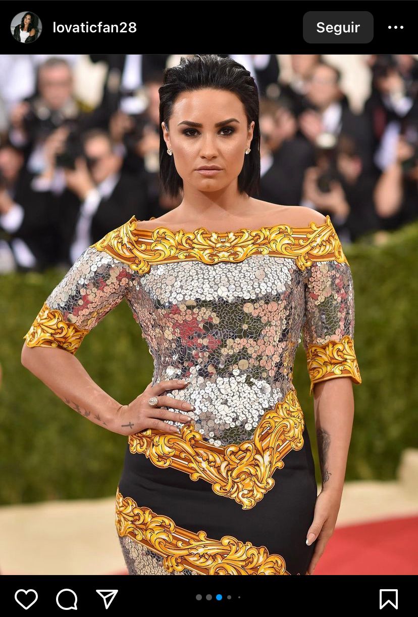 Demi Lovato, en su aparición en la MET Gala de 2016, en la que afirmó debía asistir después a una cita con Alcohólicos Anónimos para aguantar la presión del evento. @lovaticfan28/Instagram